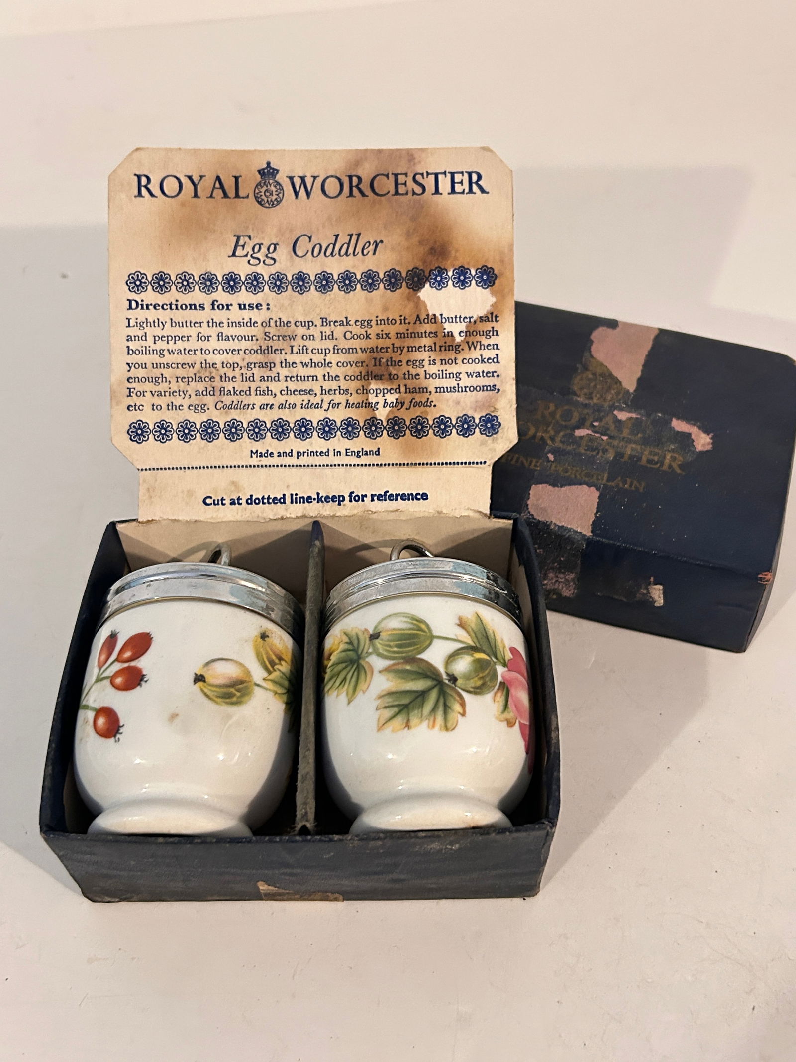 Vintage Royal Worcester Fine Porcelain Egg Coddler: Vintage Royal Worcester Fine Porcelain Egg Coddler Please view all photos as they are part of the description and condition of this Item, Feel free to contact me with questions or picture requests! Us