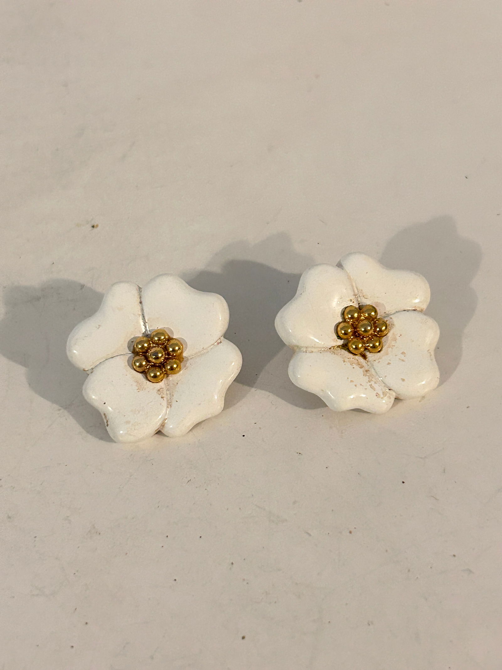 Vintage white enamel Monet Earrings: Vintage white enamel Monet Earrings Please view all photos as they are part of the description and condition of this Item, Feel free to contact me with questions or picture requests! Used Item AS IS