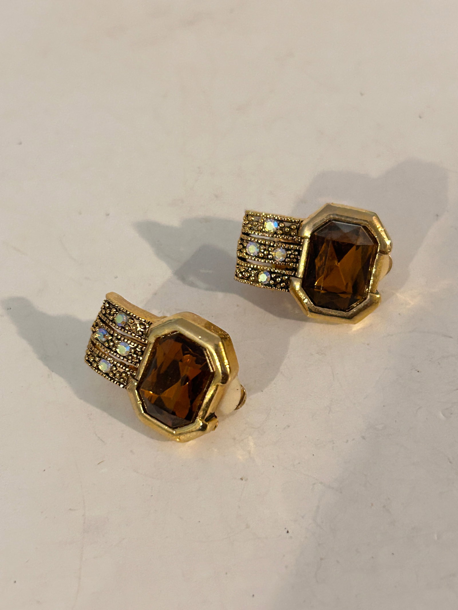 Vintage Rhinestone Earrings: Vintage Rhinestone Earrings Please view all photos as they are part of the description and condition of this Item, Feel free to contact me with questions or picture requests! Used Item AS IS