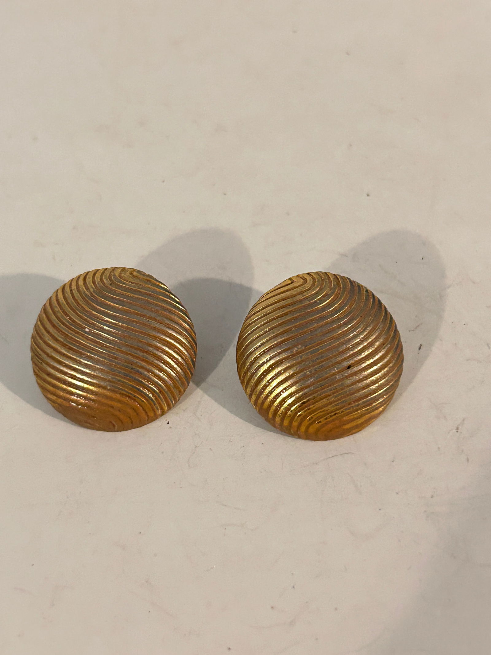 Vintage gold tone Monet Earrings: Vintage gold tone Monet Earrings Please view all photos as they are part of the description and condition of this Item, Feel free to contact me with questions or picture requests! Used Item AS IS