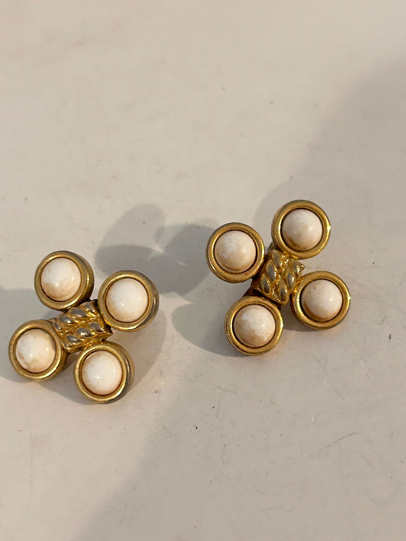 Vintage Gold tone Monet Earrings: Vintage Gold tone Monet Earrings Please view all photos as they are part of the description and condition of this Item, Feel free to contact me with questions or picture requests! Used Item AS IS