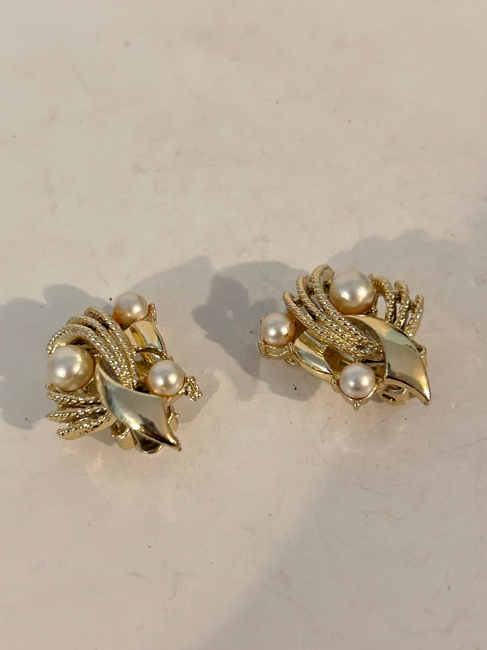 Vintage Coro Earrings: Vintage Coro Earrings Please view all photos as they are part of the description and condition of this Item, Feel free to contact me with questions or picture requests! Used Item AS IS