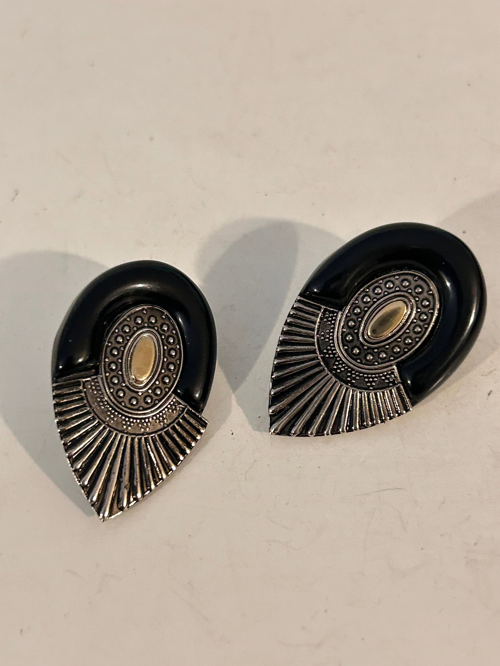 Vintage black Earrings: Vintage black Earrings Please view all photos as they are part of the description and condition of this Item, Feel free to contact me with questions or picture requests! Used Item AS IS