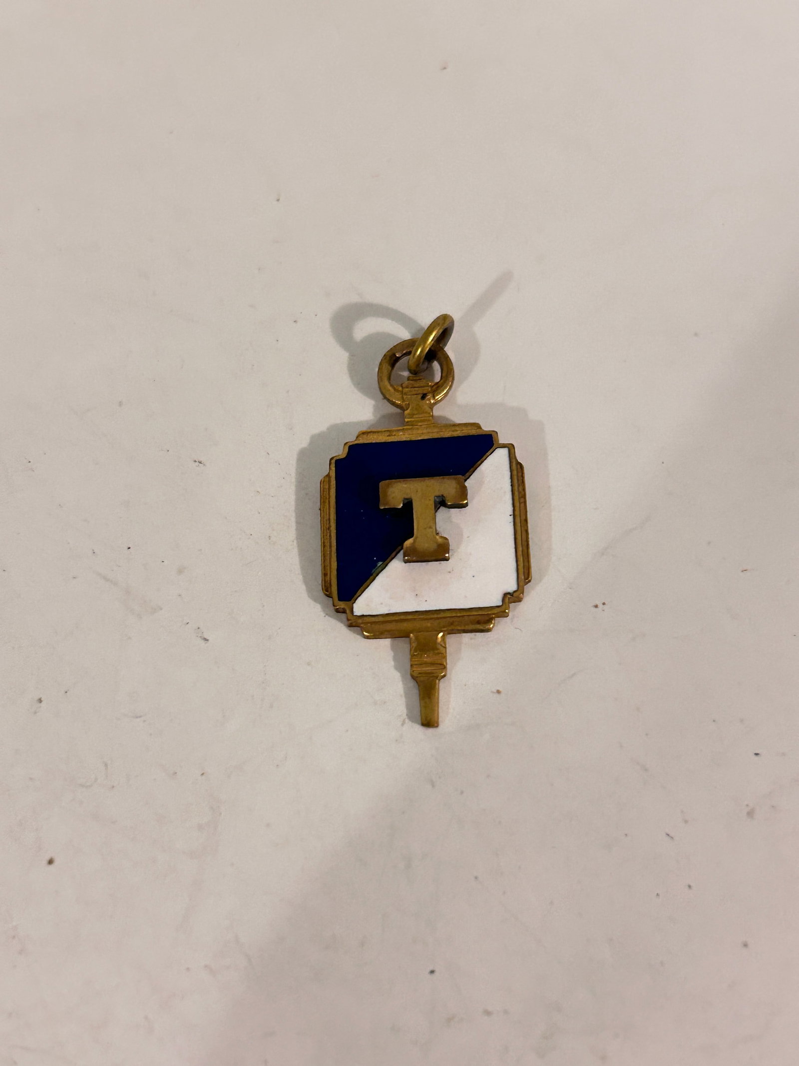 Vintage 1920s enamel T Pendant: Vintage 1920s enamel T Pendant Please view all photos as they are part of the description and condition of this Item, Feel free to contact me with questions or picture requests! Used Item AS IS