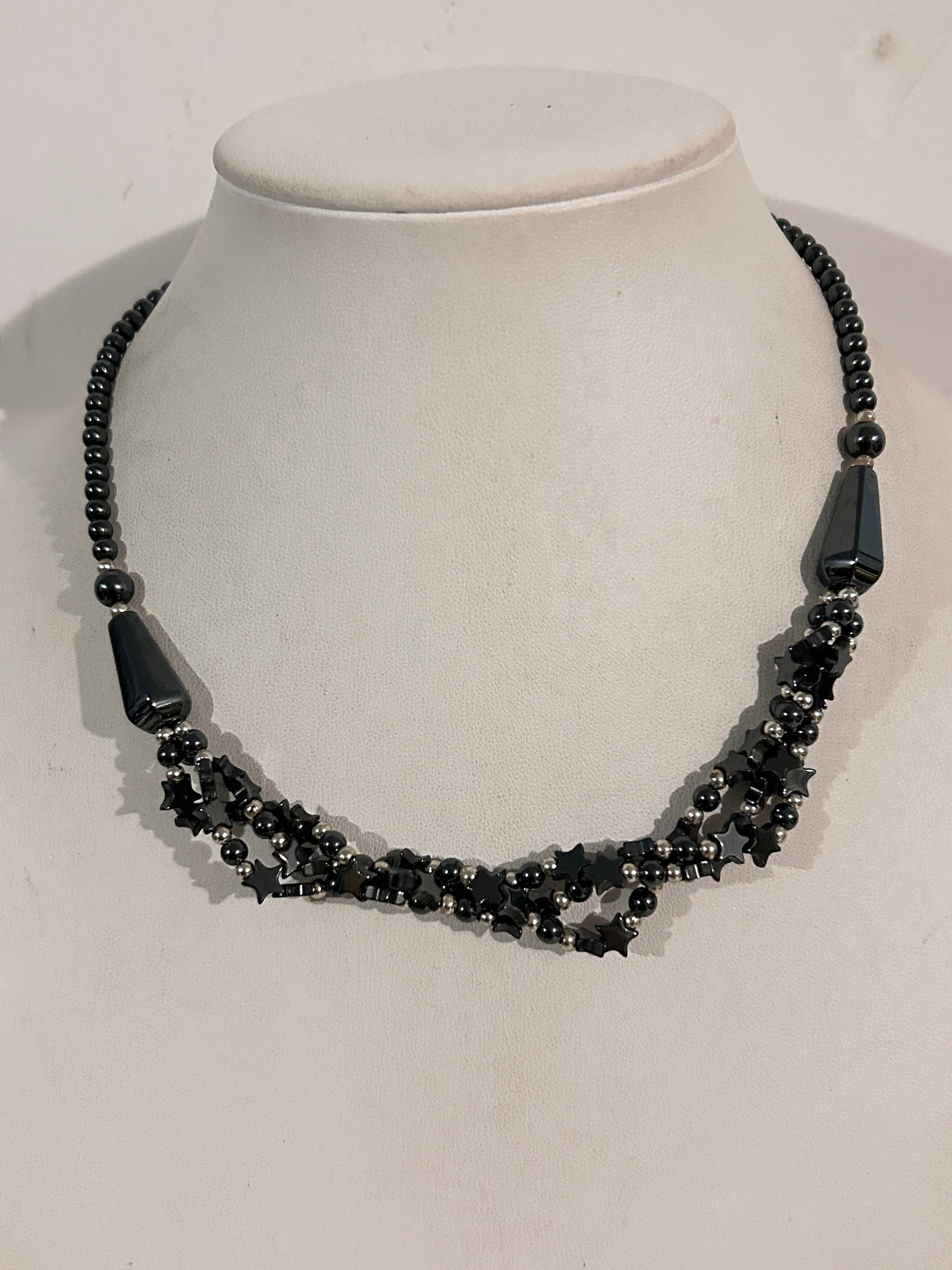 Vintage Hematite/black bead Necklace Sz 16": Vintage Hematite/black bead Necklace Sz 16" Please view all photos as they are part of the description and condition of this Item, Feel free to contact me with questions or picture requests! Used Item