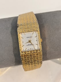 Women's Gold Tone Seiko Quartz working Watch shows signs of wear