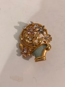 Vintage gold tone floral Brooch
