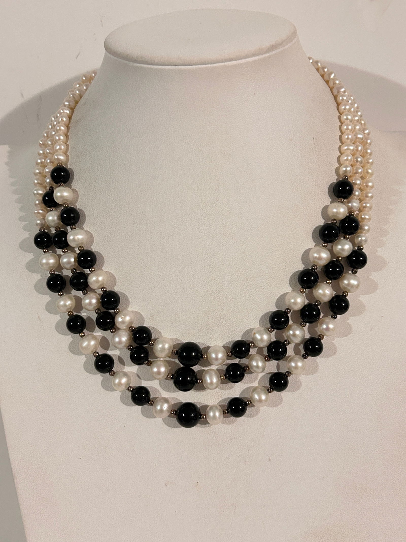 Vintage Faux Pearl onyx bead 3 strand Necklace Sz 16": Vintage Faux Pearl onyx bead 3 strand Necklace Sz 16" Please view all photos as they are part of the description and condition of this Item, Feel free to contact me with questions or picture requests!