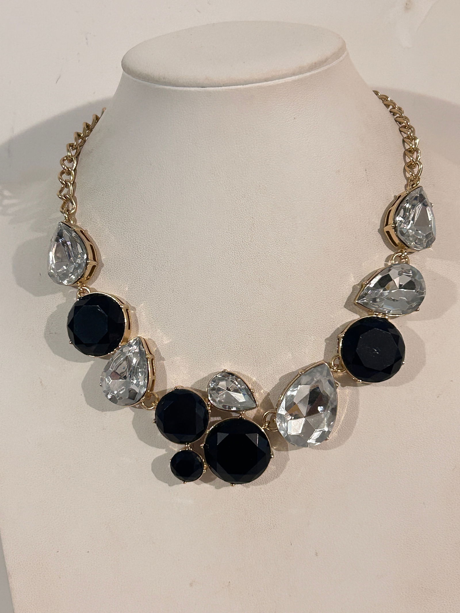 Vintage Necklace: Item comes exactly as shown Know what you are bidding on. Carefully refer to and examine all photos, ask questions, do research, etc., to determine (Authinticity) . before bidding in order to determin