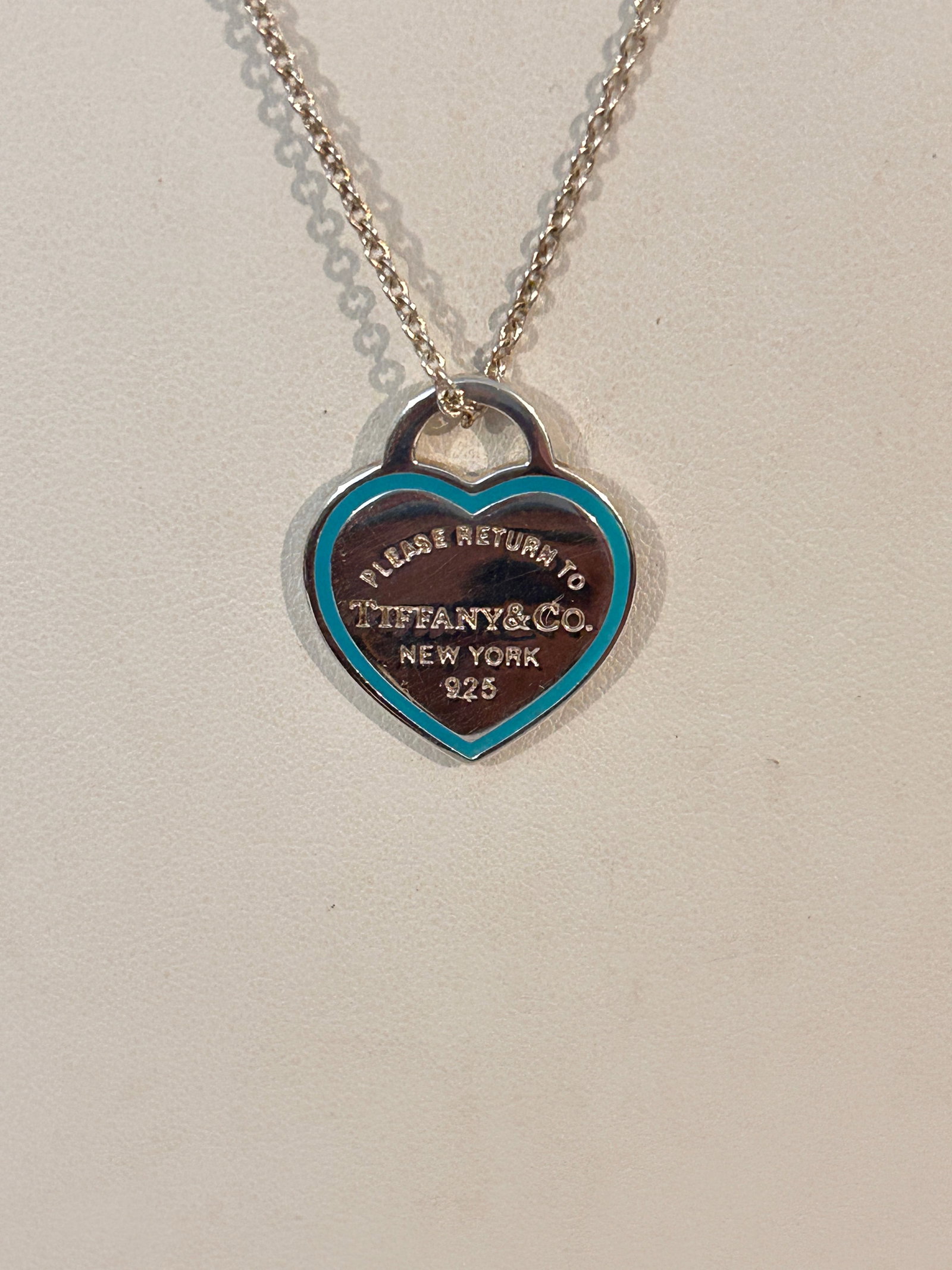 Tiffany & Co. Medium Blue Enamel Outline Return to Tiffany Heart Pendant Necklace 24": Item comes exactly as shown Know what you are bidding on. Carefully refer to and examine all photos, ask questions, do research, etc., to determine (Authinticity) . before bidding in order to determin