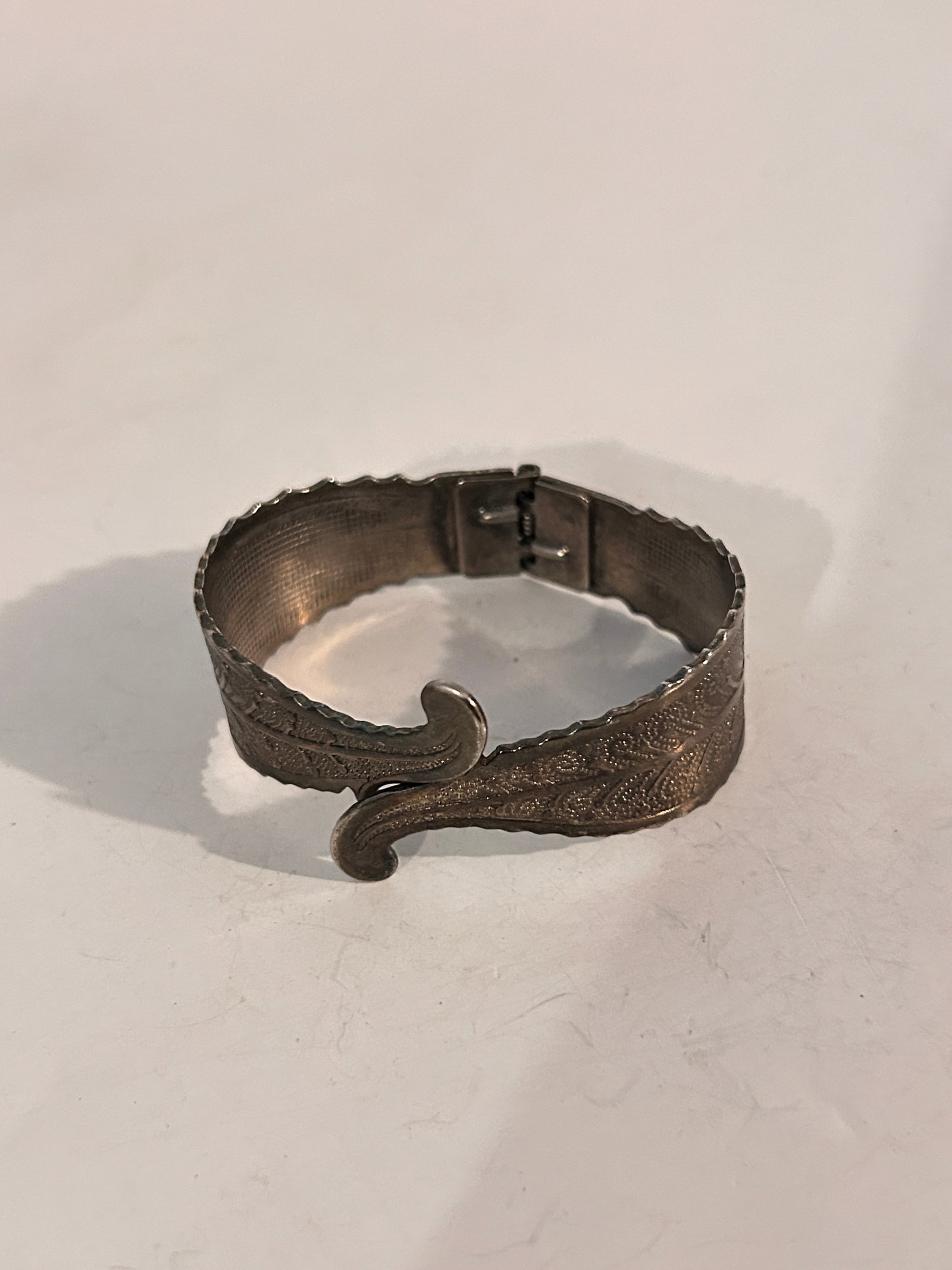 Vintage Bracelet: Item comes exactly as shown Know what you are bidding on. Carefully refer to and examine all photos, ask questions, do research, etc., to determine (Authinticity) . before bidding in order to determin