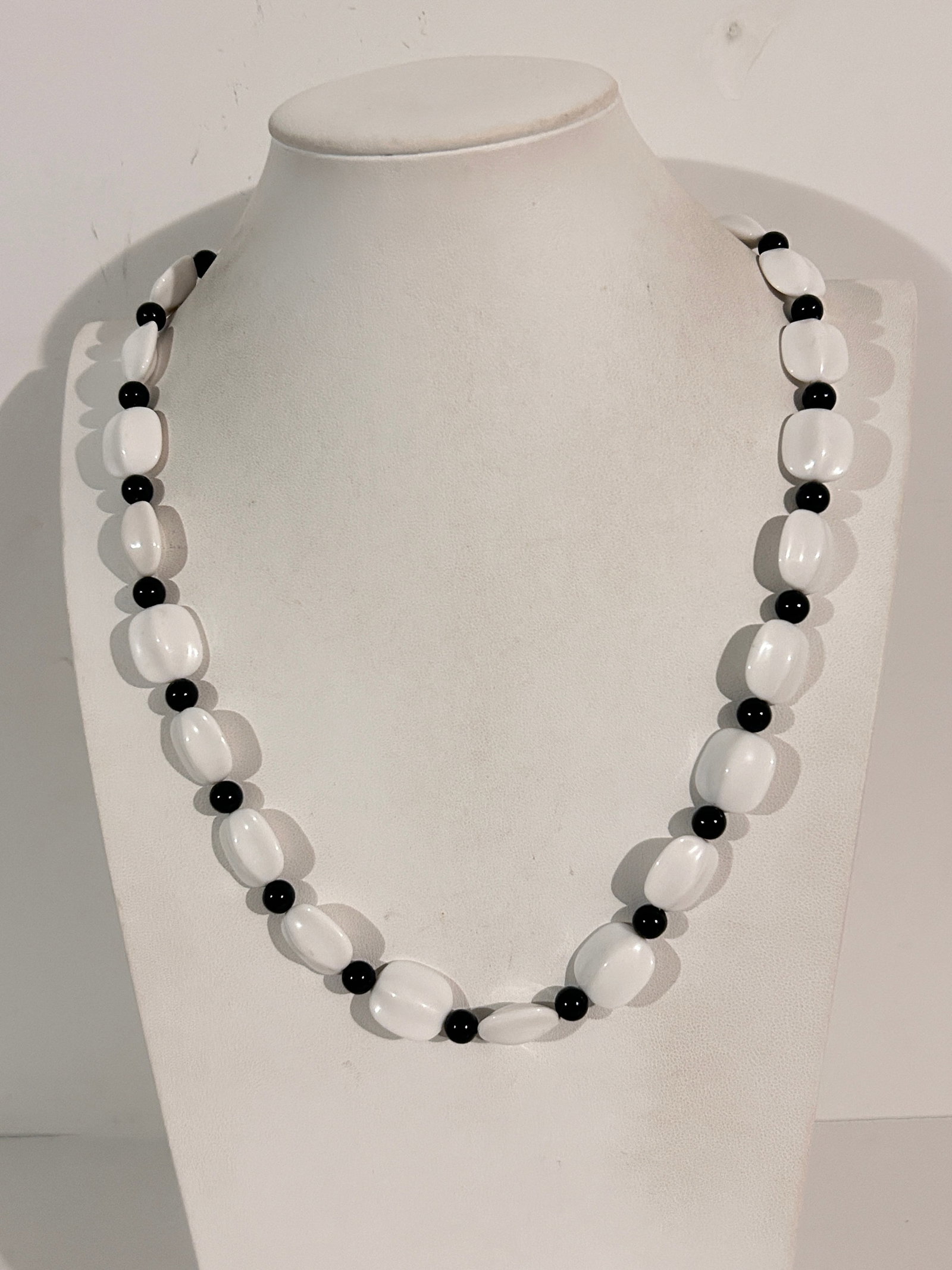 Vintage black and white acrylic Necklace Sz 24": Item comes exactly as shown Know what you are bidding on. Carefully refer to and examine all photos, ask questions, do research, etc., to determine (Authinticity) . before bidding in order to determin
