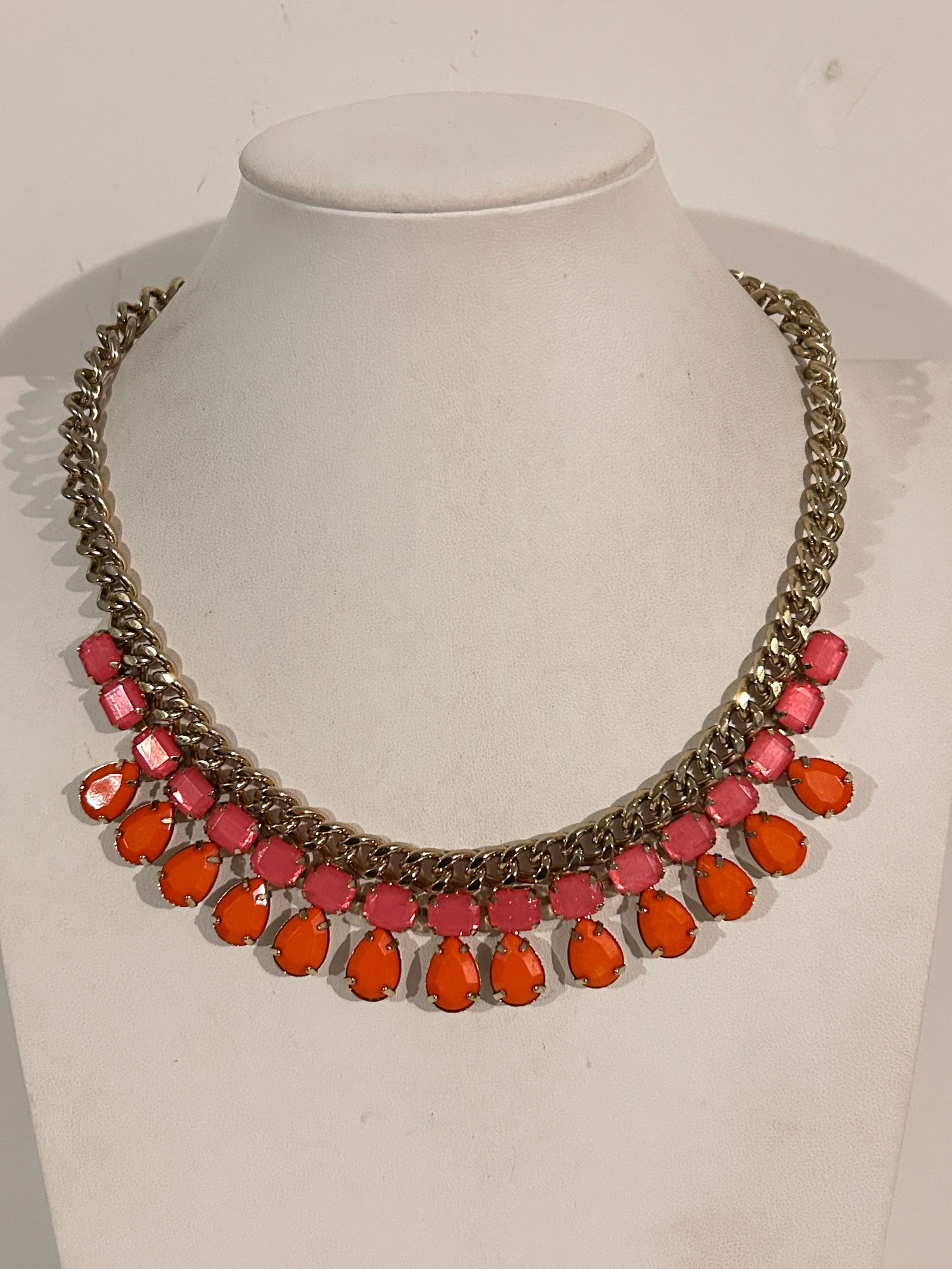 Vintage Elegant pink Necklace Sz 18": Item comes exactly as shown Know what you are bidding on. Carefully refer to and examine all photos, ask questions, do research, etc., to determine (Authinticity) . before bidding in order to determin