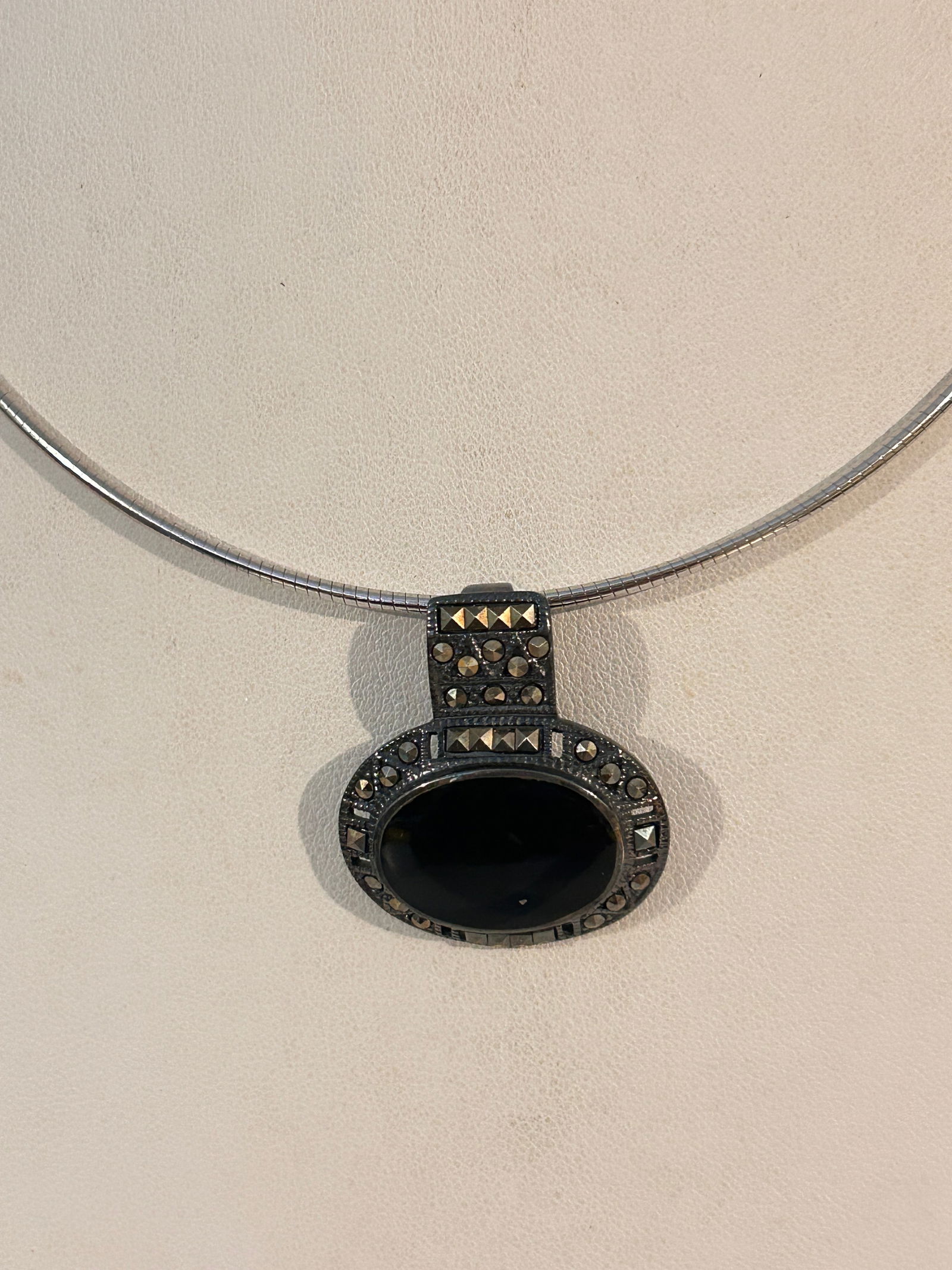 Vintage Sterling Silver onyx NF marcasite choker Necklace 14": Item comes exactly as shown Know what you are bidding on. Carefully refer to and examine all photos, ask questions, do research, etc., to determine (Authinticity) . before bidding in order to determin