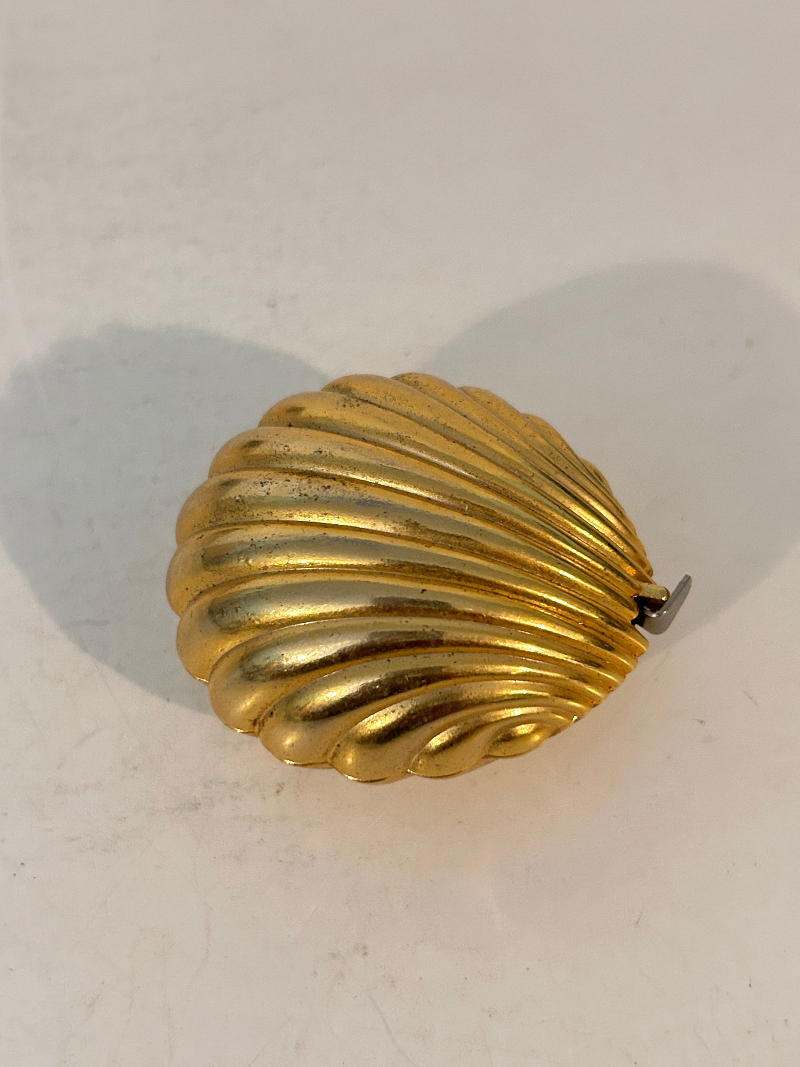 Vintage Gold Tone Shell tape measure: Vintage Gold Tone Shell tape measure Please view all photos as they are part of the description and condition of this Item, Feel free to contact me with questions or picture requests! Used Item AS IS