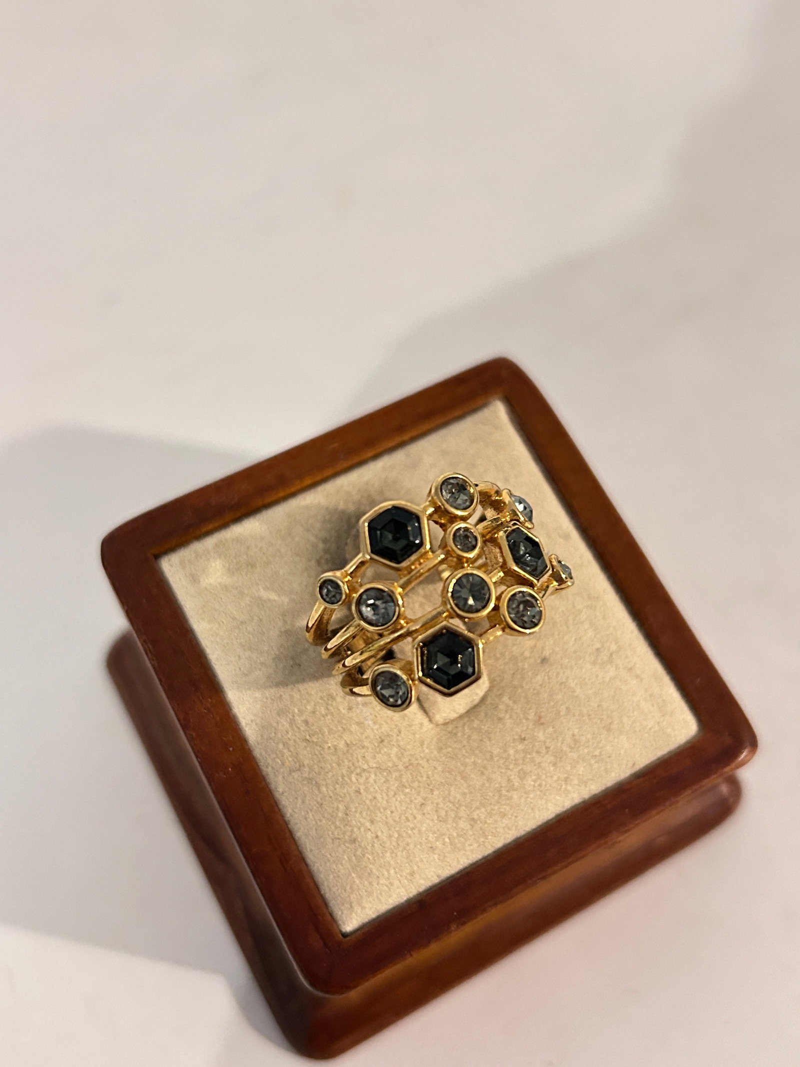 Vintage Stella & Dot Ring sz 8: Vintage Stella & Dot Ring sz 8 Please view all photos as they are part of the description and condition of this Item, Feel free to contact me with questions or picture requests! Used Item AS IS