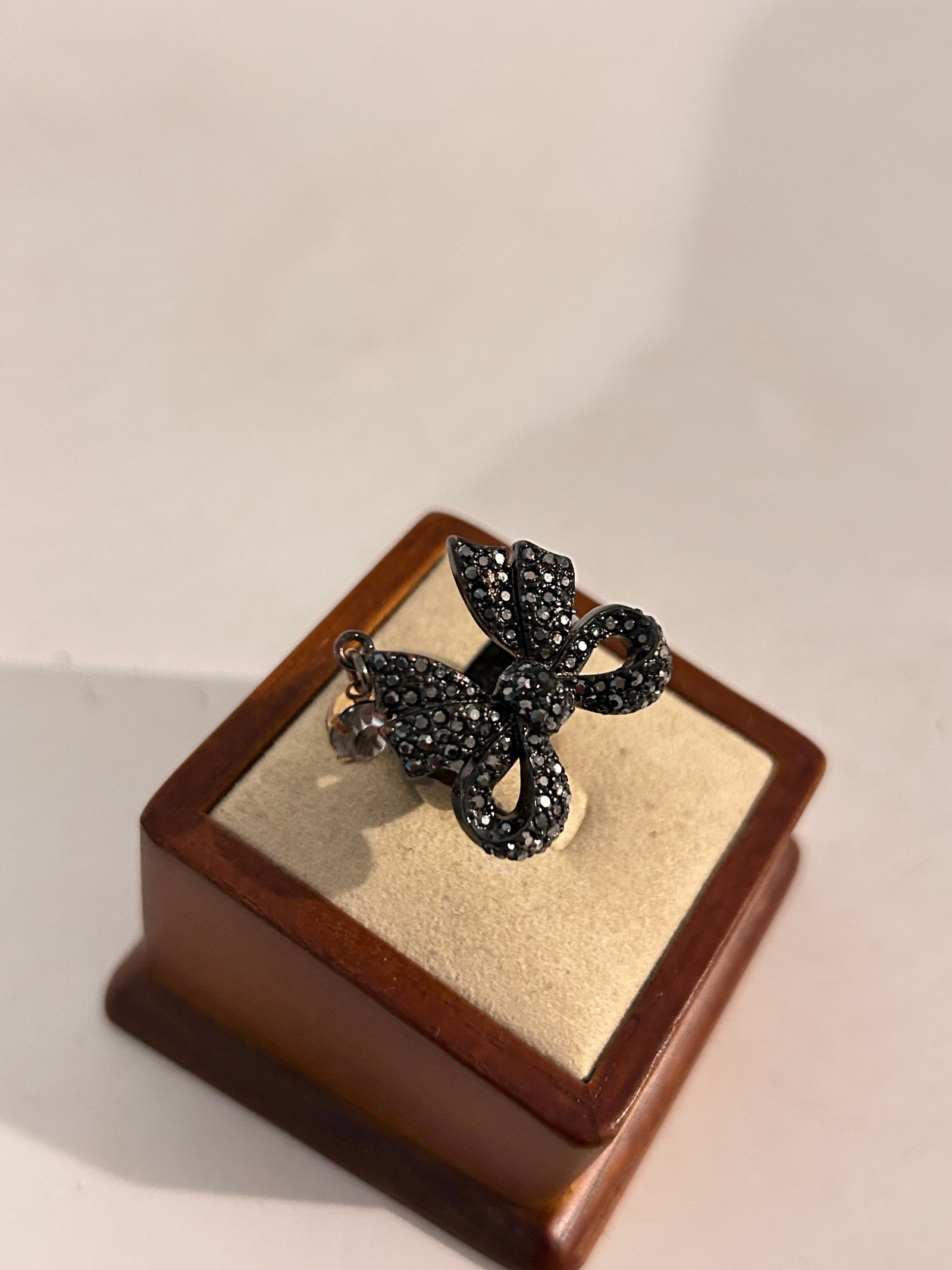 Vintage Betsy Johnson Ring sz 7: Vintage Betsy Johnson Ring sz 7 Please view all photos as they are part of the description and condition of this Item, Feel free to contact me with questions or picture requests! Used Item AS IS
