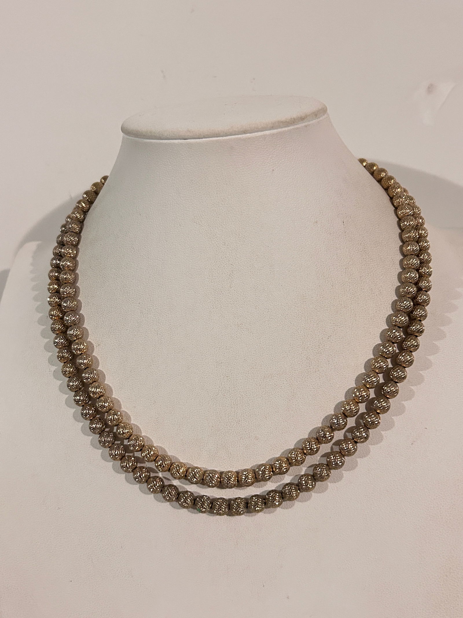 Vintage Gold tone bead Necklace Sz 18": Vintage Gold tone bead Necklace Sz 18" Please view all photos as they are part of the description and condition of this Item, Feel free to contact me with questions or picture requests! Used Item AS I