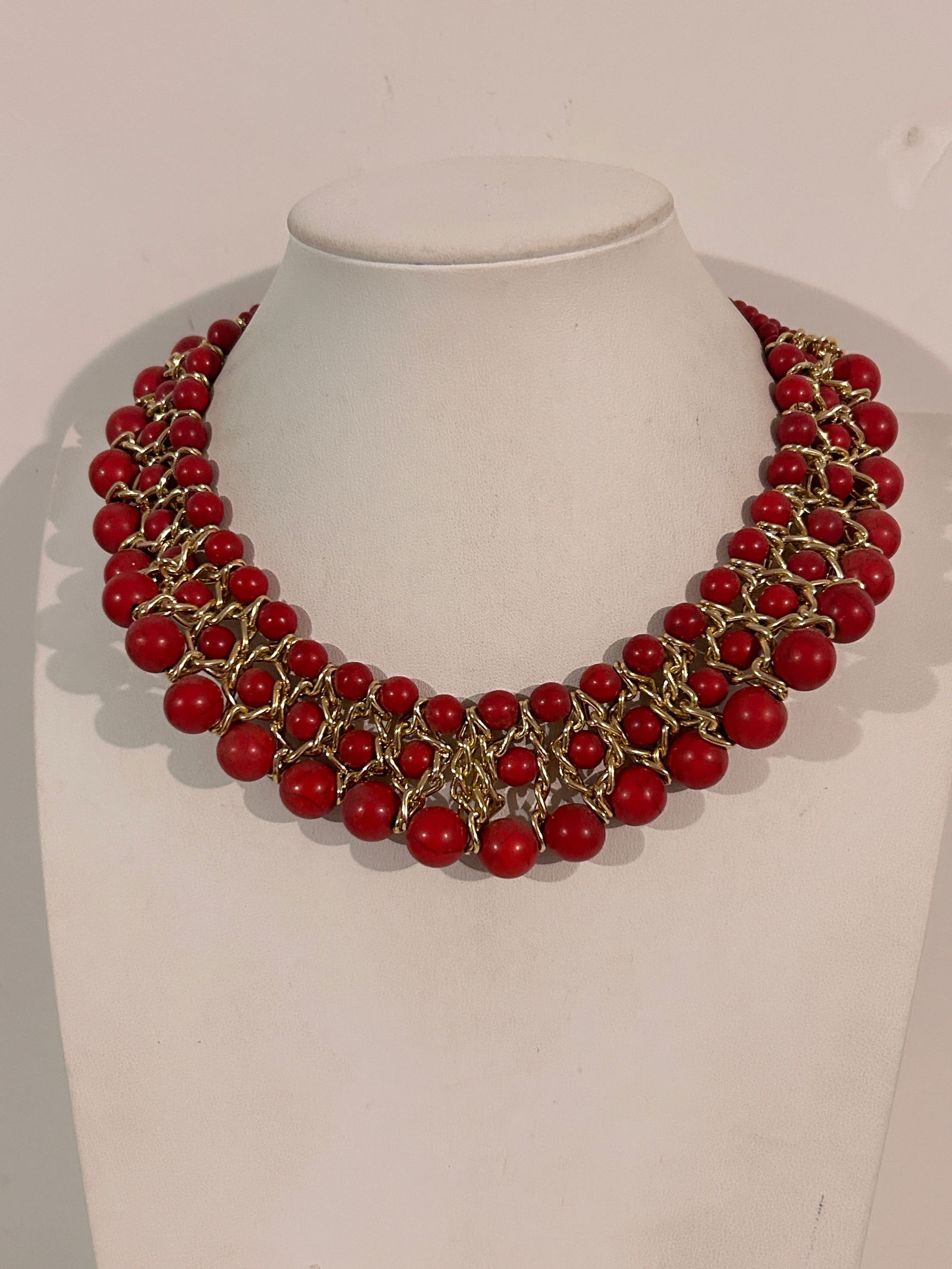 Vintage Red Bead Necklace Sz 14": Vintage Red Bead Necklace Sz 14" Please view all photos as they are part of the description and condition of this Item, Feel free to contact me with questions or picture requests! Used Item AS IS