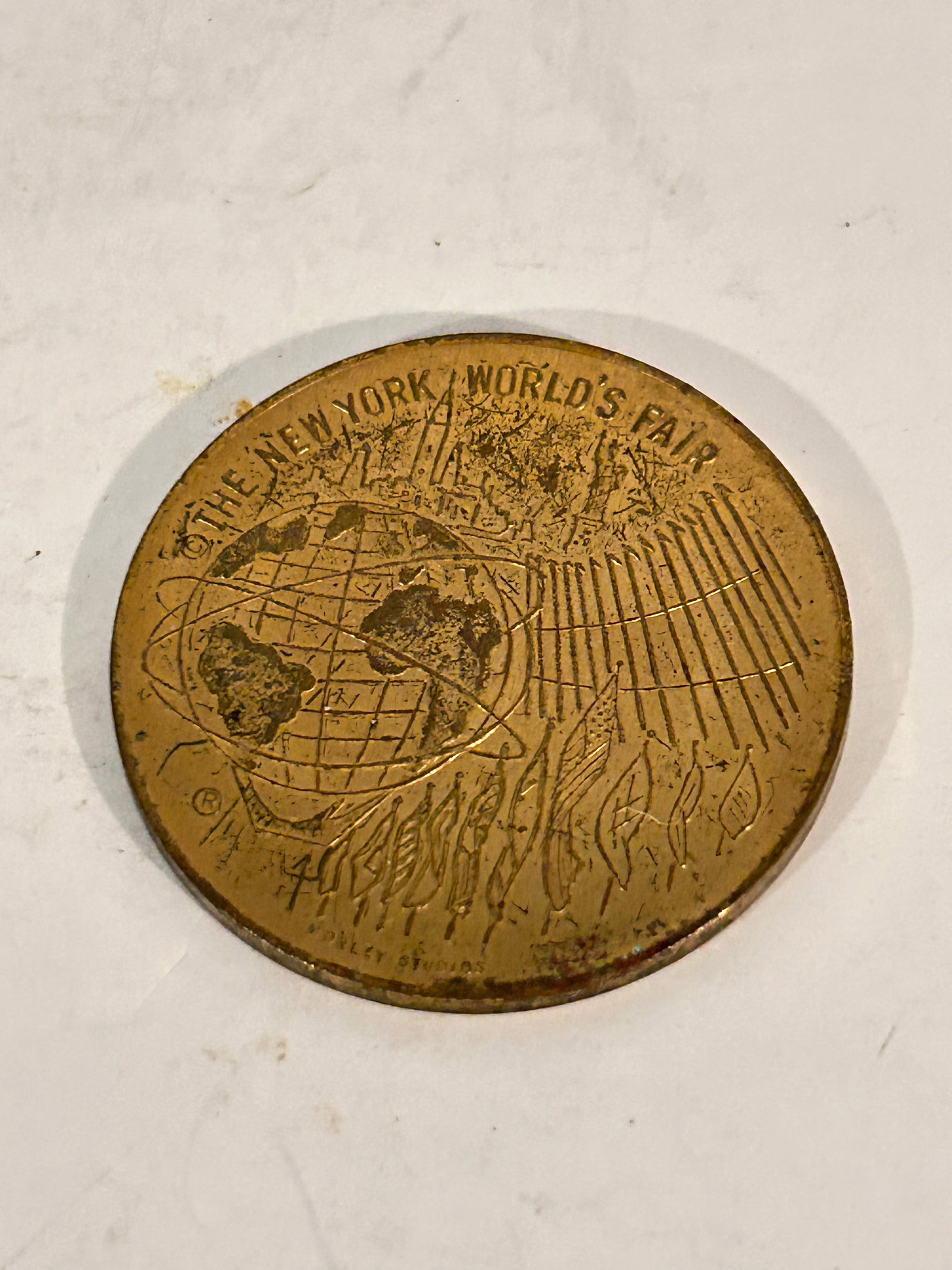 1964 -1965 New York World's Fair "Peace Through Understanding" Medallion 35mm: 1964 -1965 New York World's Fair "Peace Through Understanding" Medallion 35mm Please view all photos as they are part of the description and condition of this Item, Feel free to contact me with questi