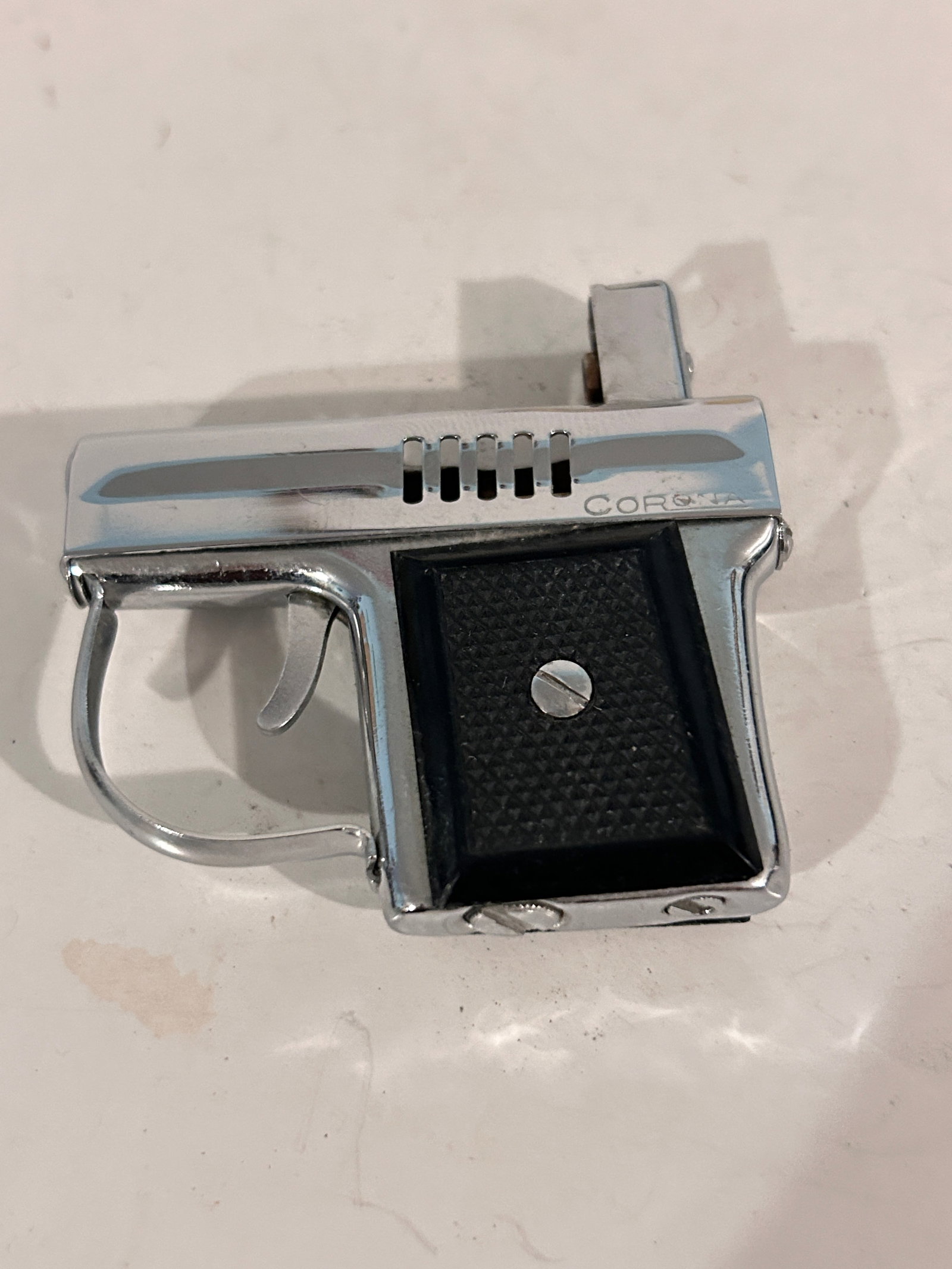 Vintage Corona pistol lighter: Vintage Corona pistol lighter Please view all photos as they are part of the description and condition of this Item, Feel free to contact me with questions or picture requests! Used Item AS IS