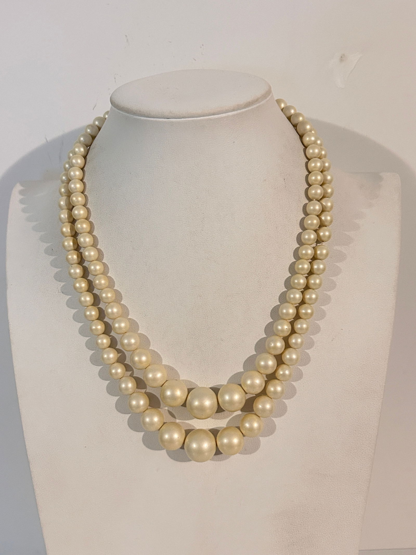 Vintage Necklace: Item comes exactly as shown Know what you are bidding on. Carefully refer to and examine all photos, ask questions, do research, etc., to determine (Authinticity) . before bidding in order to determin