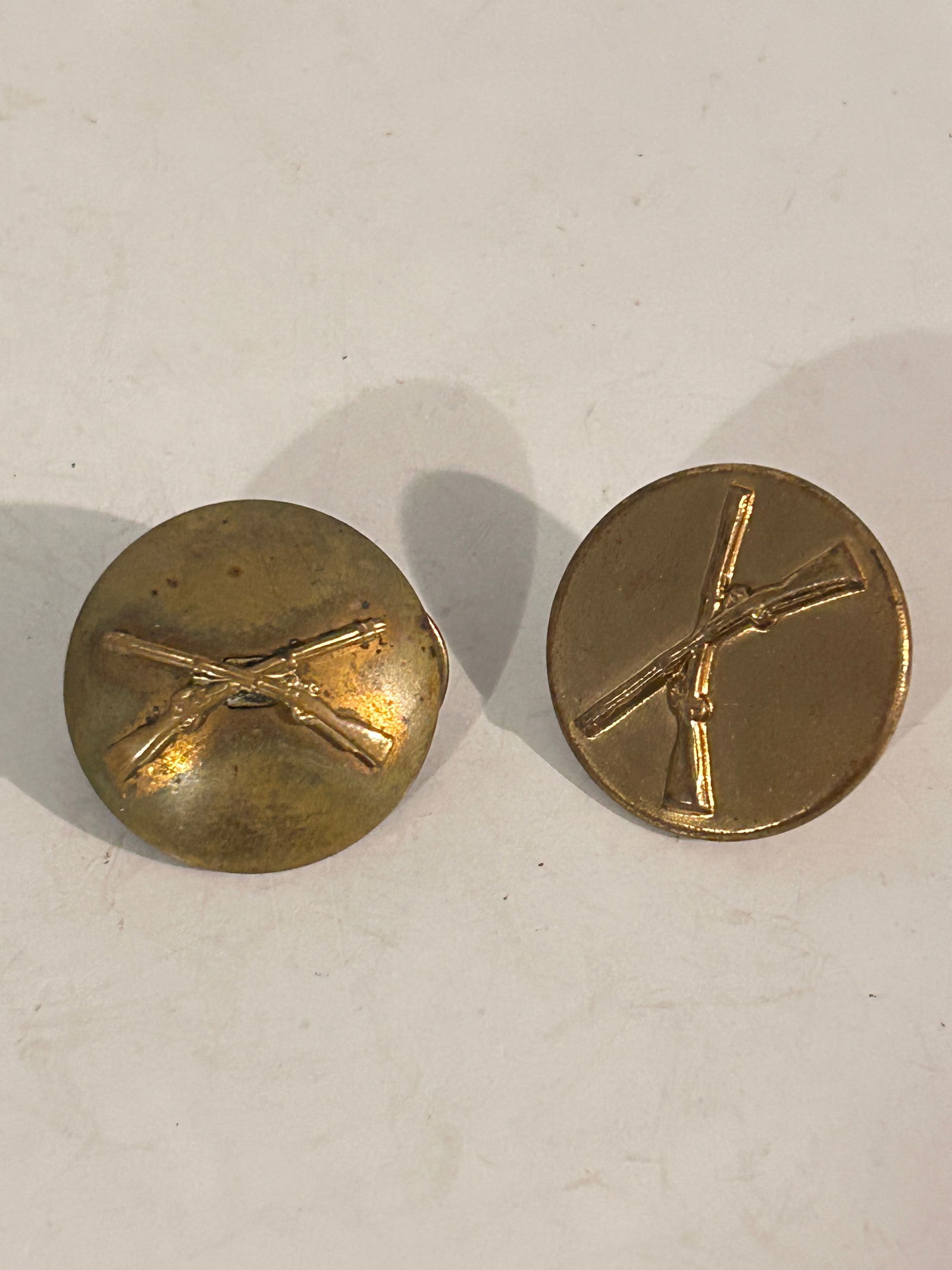 2 US WW II Infantry Crossed Rifles Vintage Hat Pin Button US Army (1 of 4)