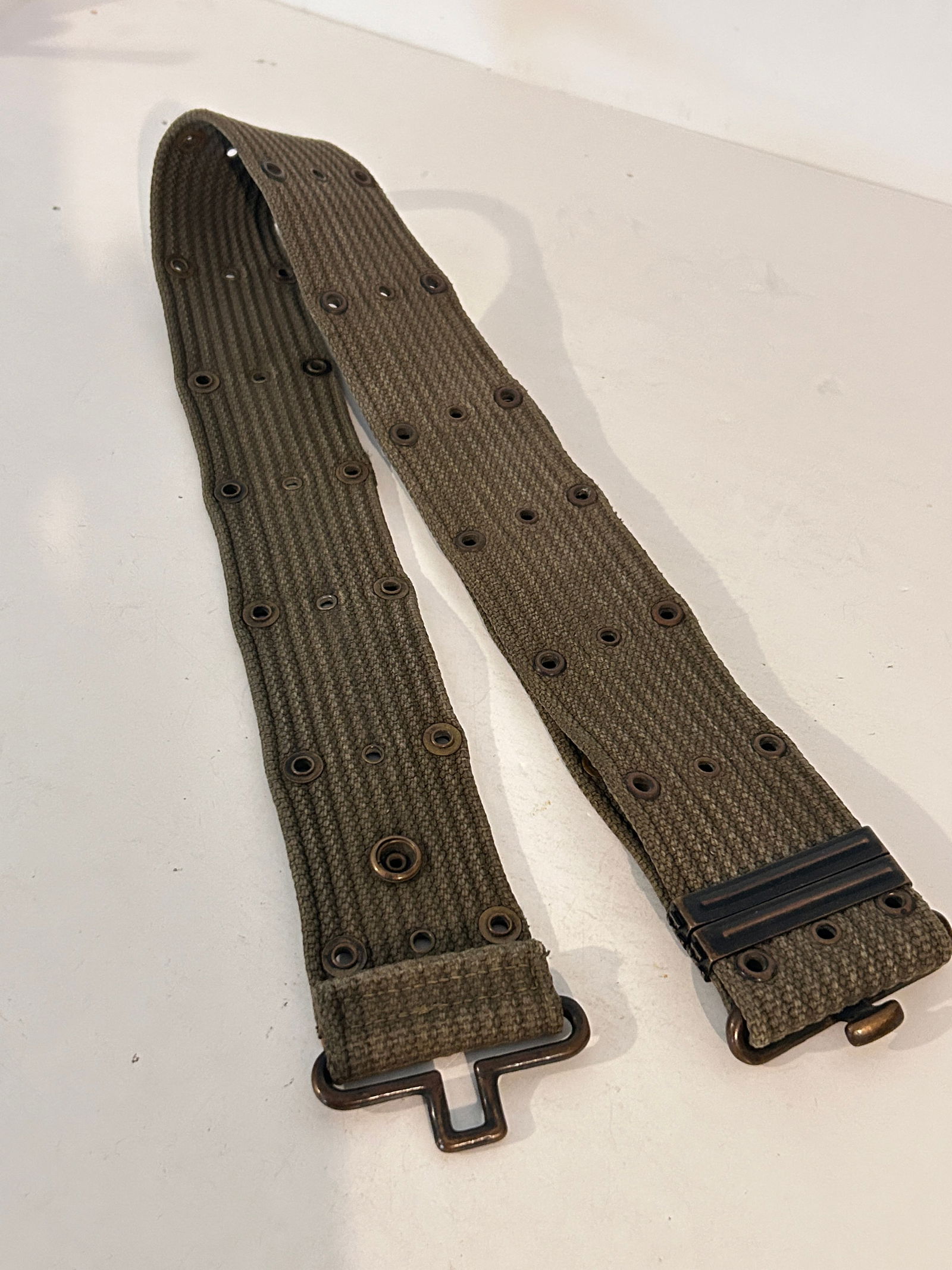 Vintage WWII Military Belt: Vintage WWII Military Belt Please view all photos as they are part of the description and condition of this Item, Feel free to contact me with questions or picture requests! Used Item AS IS