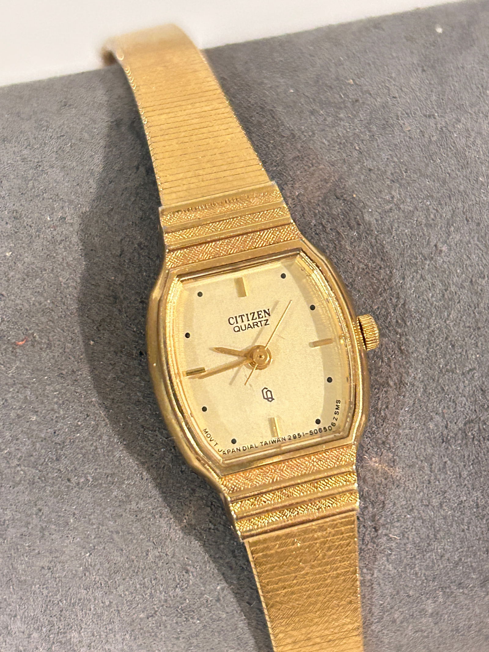 Vintage Citizen Quartz working CQ Watch: Item comes exactly as shown Know what you are bidding on. Carefully refer to and examine all photos, ask questions, do research, etc., to determine (Authinticity) . before bidding in order to determin