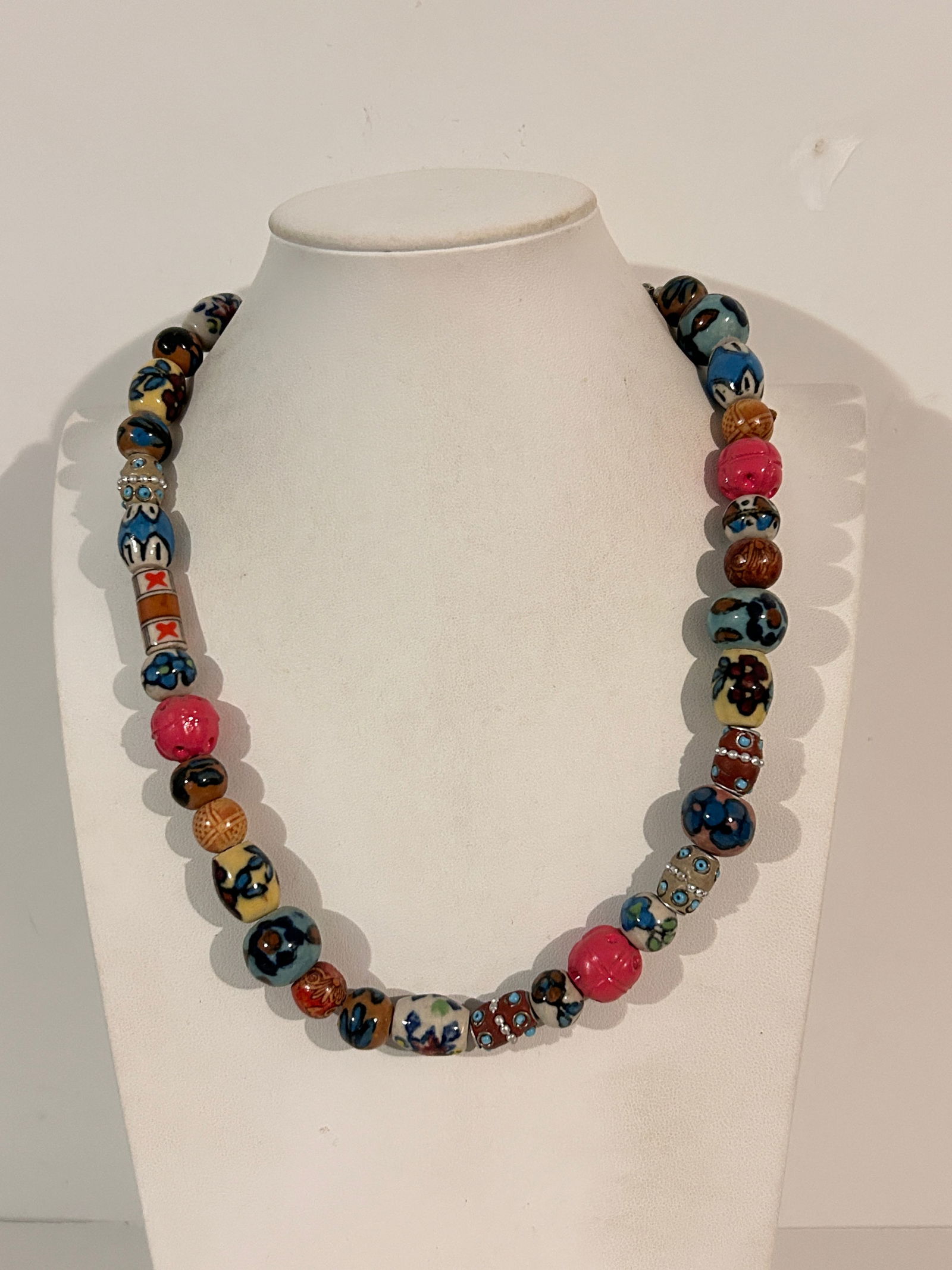 Vintage beaded Necklace 21": Item comes exactly as shown Know what you are bidding on. Carefully refer to and examine all photos, ask questions, do research, etc., to determine (Authinticity) . before bidding in order to determin