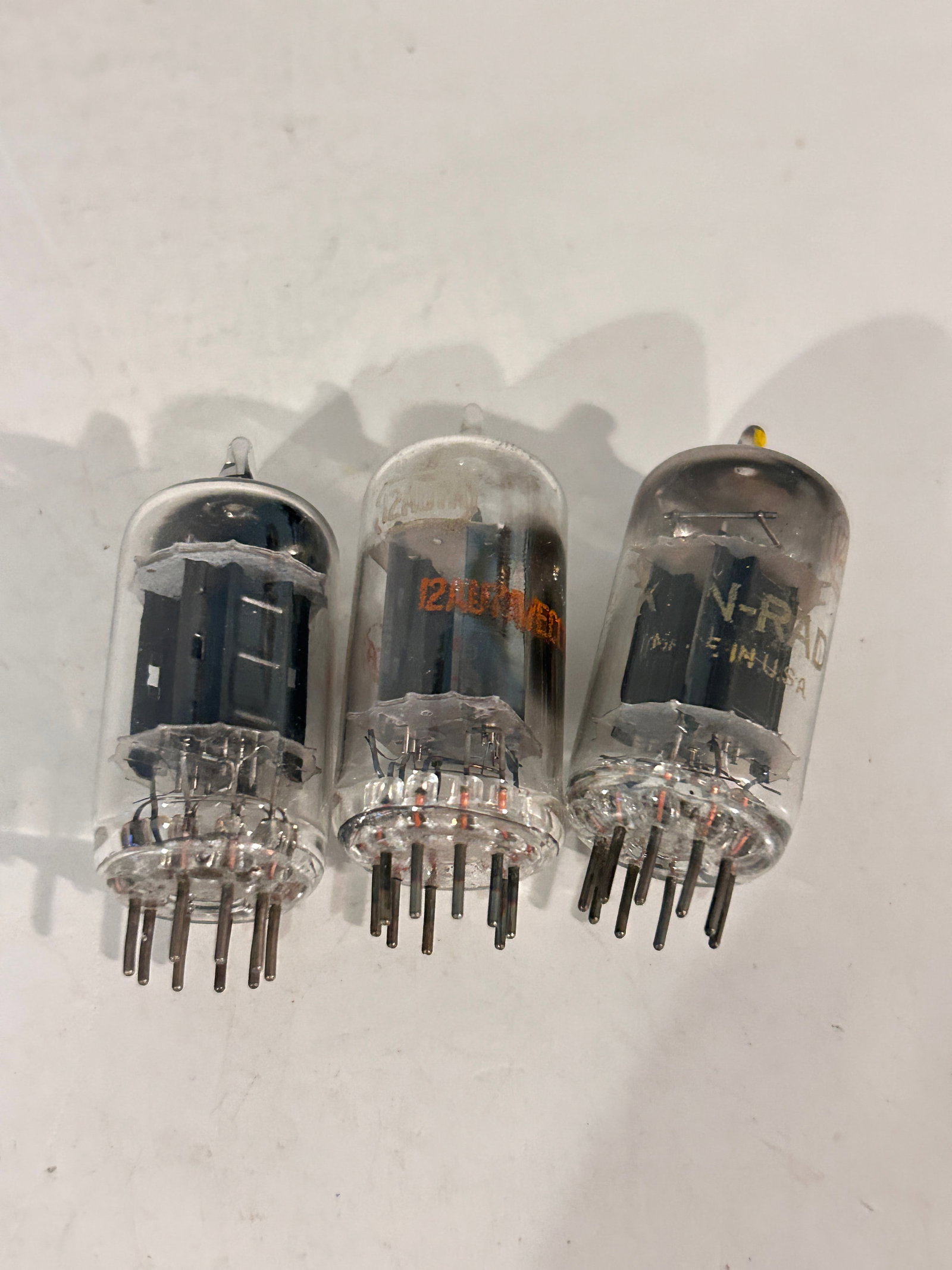 Vintage Lot of 3 Mixed 12AU7 Tubes: Vintage Lot of 3 Mixed 12AU7 Tubes Please view all photos as they are part of the description and condition of this Item, Feel free to contact me with questions or picture requests! Used Item AS IS