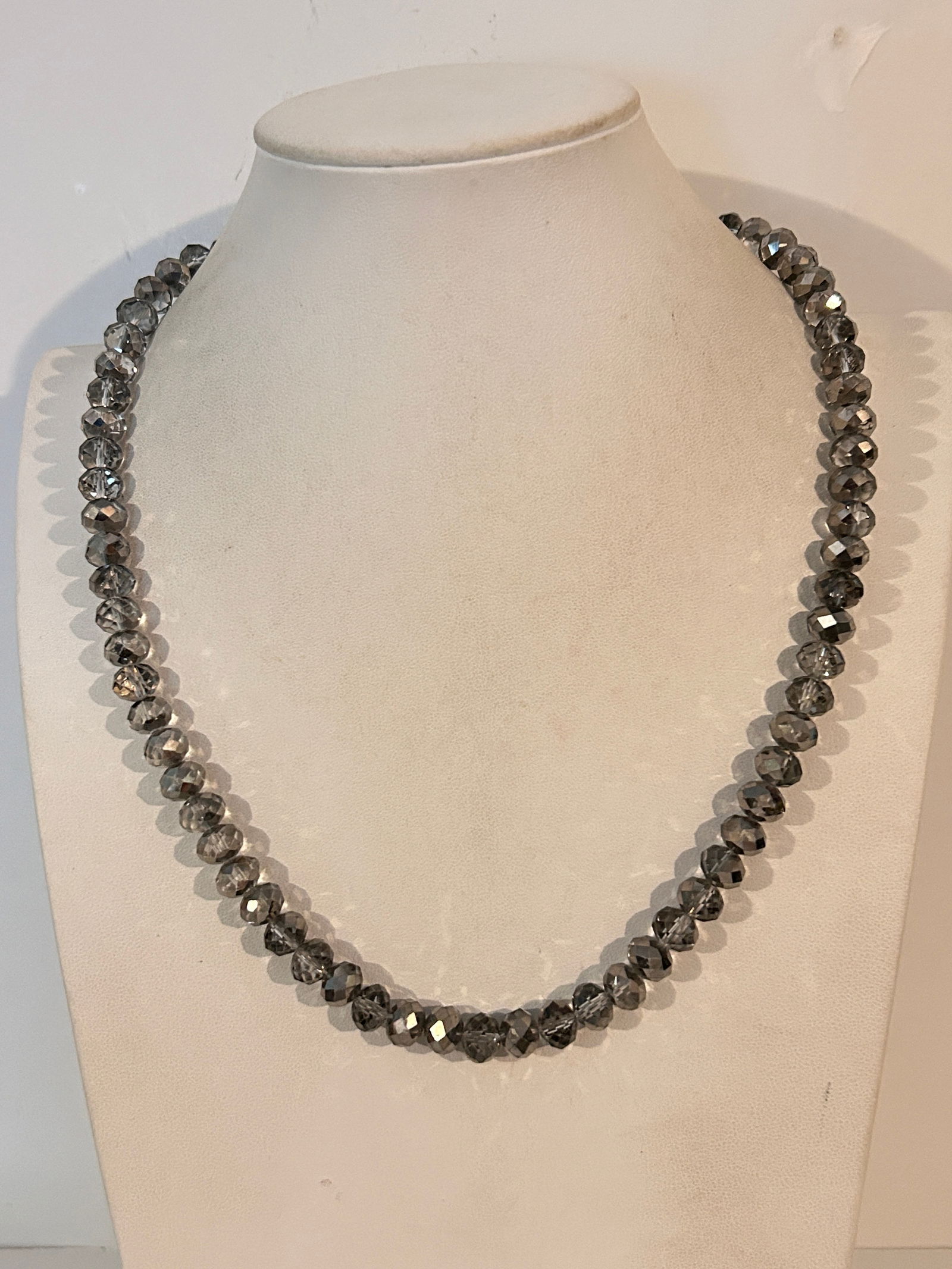 Vintage glass crystal bead Necklace 22": Vintage glass crystal bead Necklace 22" Please view all photos as they are part of the description and condition of this Item, Feel free to contact me with questions or picture requests! Used Item AS