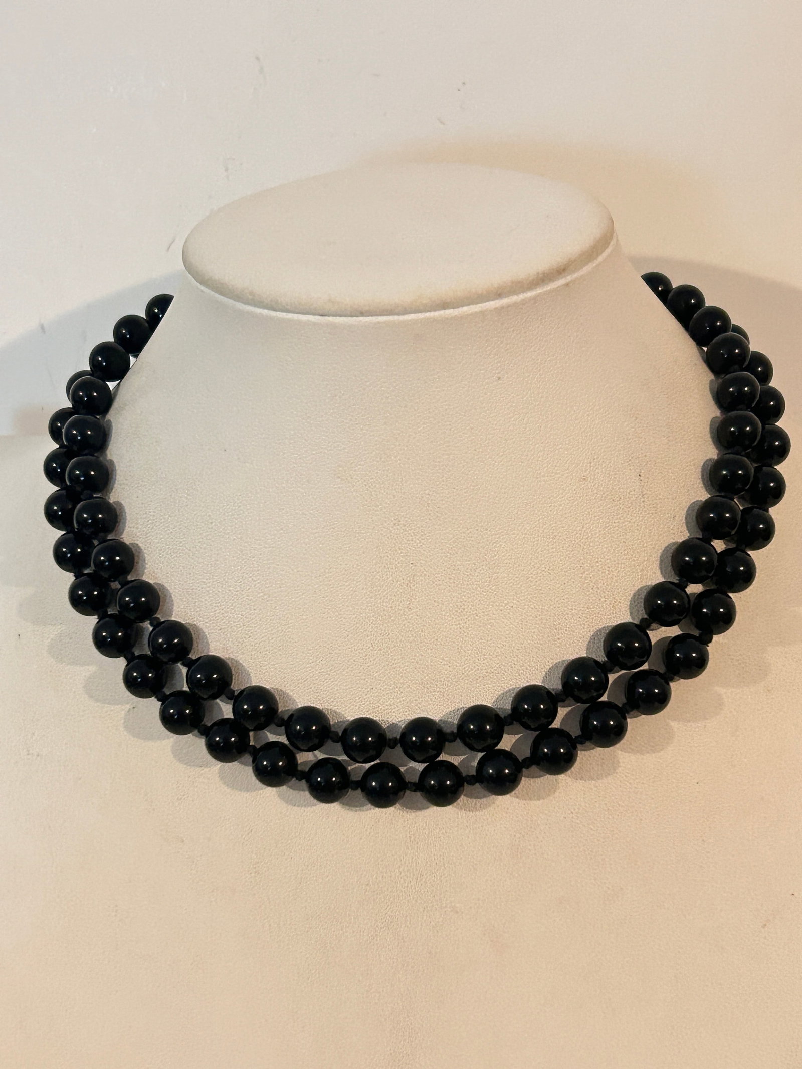 Vintage onyx bead knotted Necklace 31": Vintage onyx bead knotted Necklace 31" Please view all photos as they are part of the description and condition of this Item, Feel free to contact me with questions or picture requests! Used Item AS I