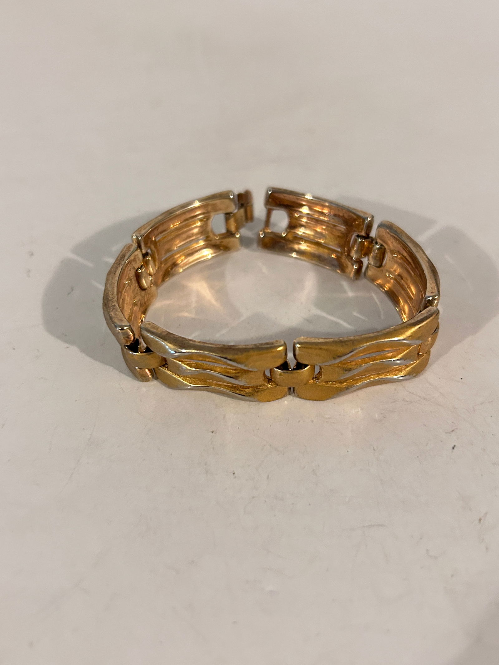 Vintage Trifari gold tone Bracelet 7": Vintage Trifari gold tone Bracelet 7" Please view all photos as they are part of the description and condition of this Item, Feel free to contact me with questions or picture requests! Used Item AS IS