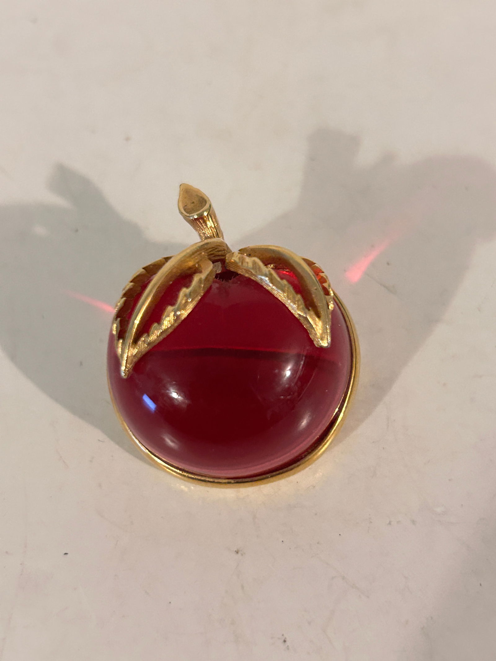 Vintage Sarah Coventry Lucite Apple Brooch Cherry Pin Pink Red Jelly Belly Fruit: Vintage Sarah Coventry Lucite Apple Brooch Cherry Pin Pink Red Jelly Belly Fruit Please view all photos as they are part of the description and condition of this Item, Feel free to contact me with que