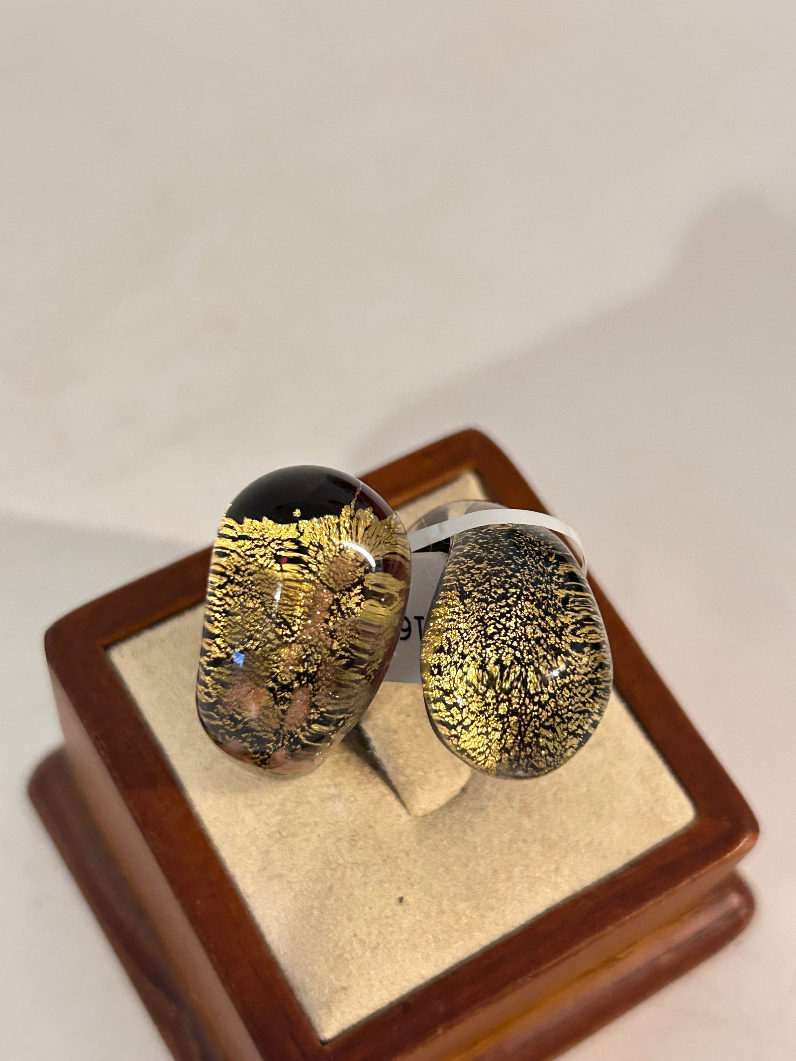 Vintage Costume Murano Ring sz 9: Vintage Costume Murano Ring sz 9 Please view all photos as they are part of the description and condition of this Item, Feel free to contact me with questions or picture requests! Used Item AS IS