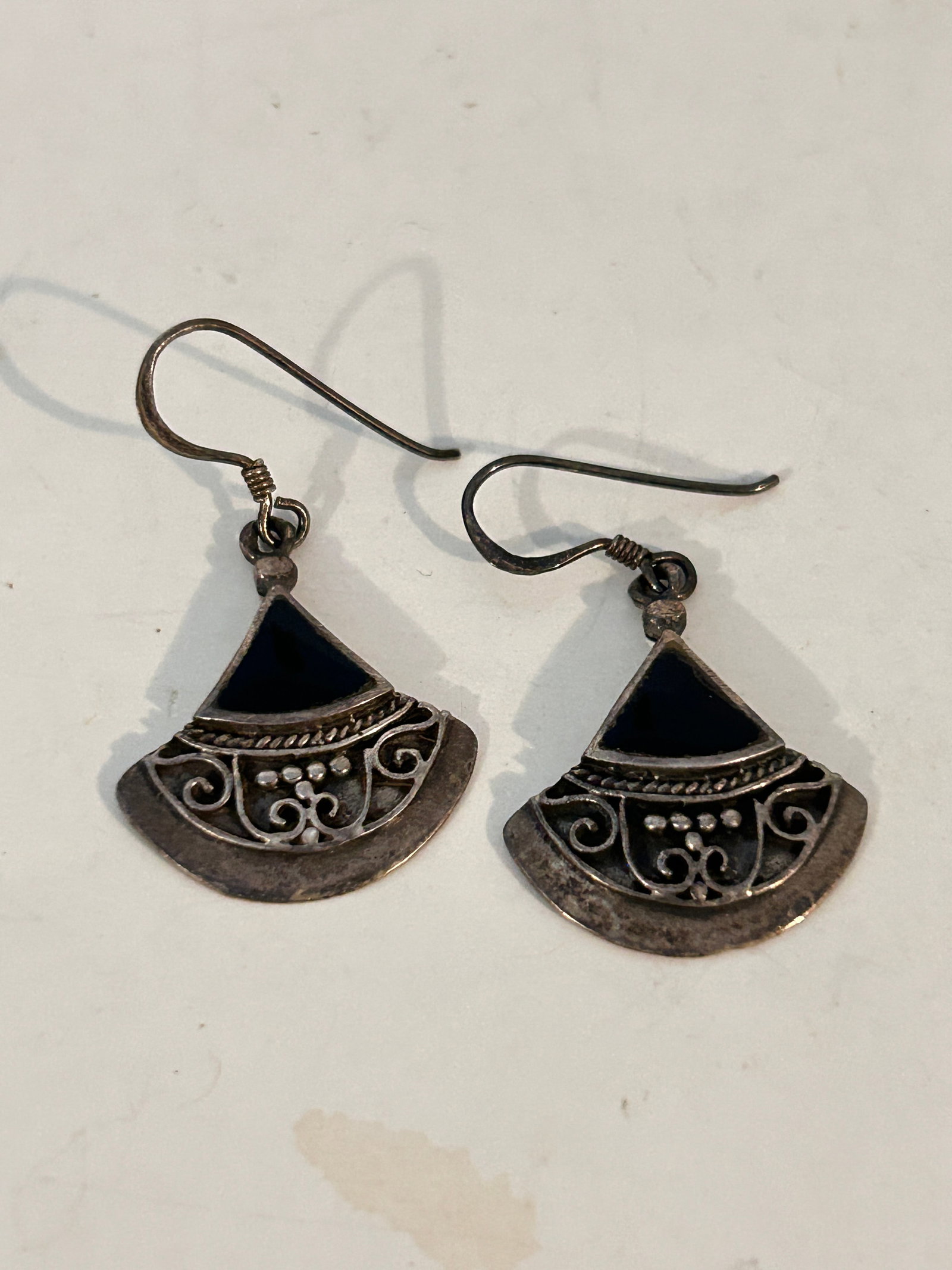Vintage Sterling Silver Onyx Earrings: Vintage Sterling Silver Onyx Earrings Please view all photos as they are part of the description and condition of this Item, Feel free to contact me with questions or picture requests! Used Item AS IS
