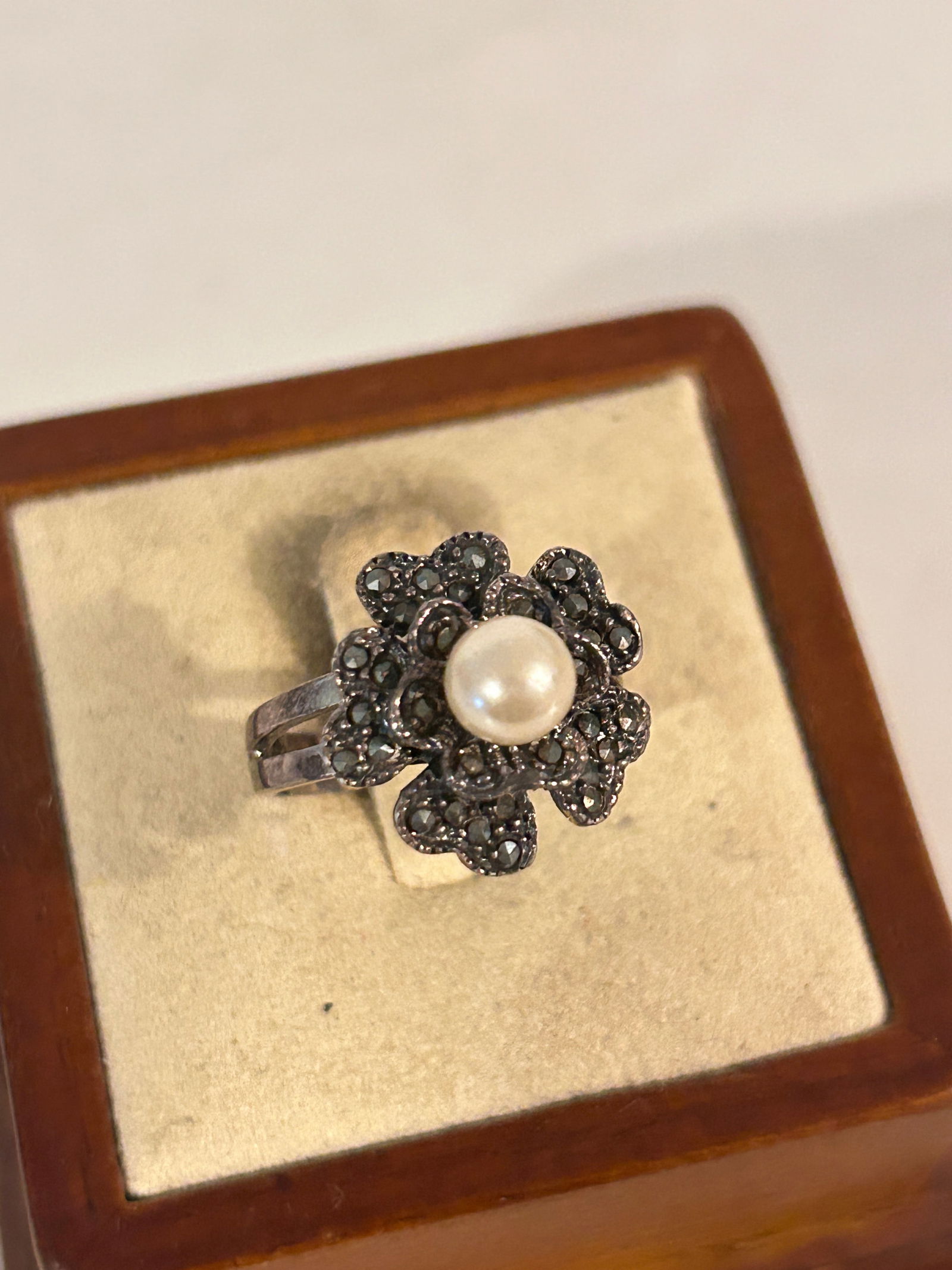 Vintage Sterling Silver marcasite floral Ring Size 6: Vintage Sterling Silver marcasite floral Ring Size 6 Please view all photos as they are part of the description and condition of this Item, Feel free to contact me with questions or picture requests!
