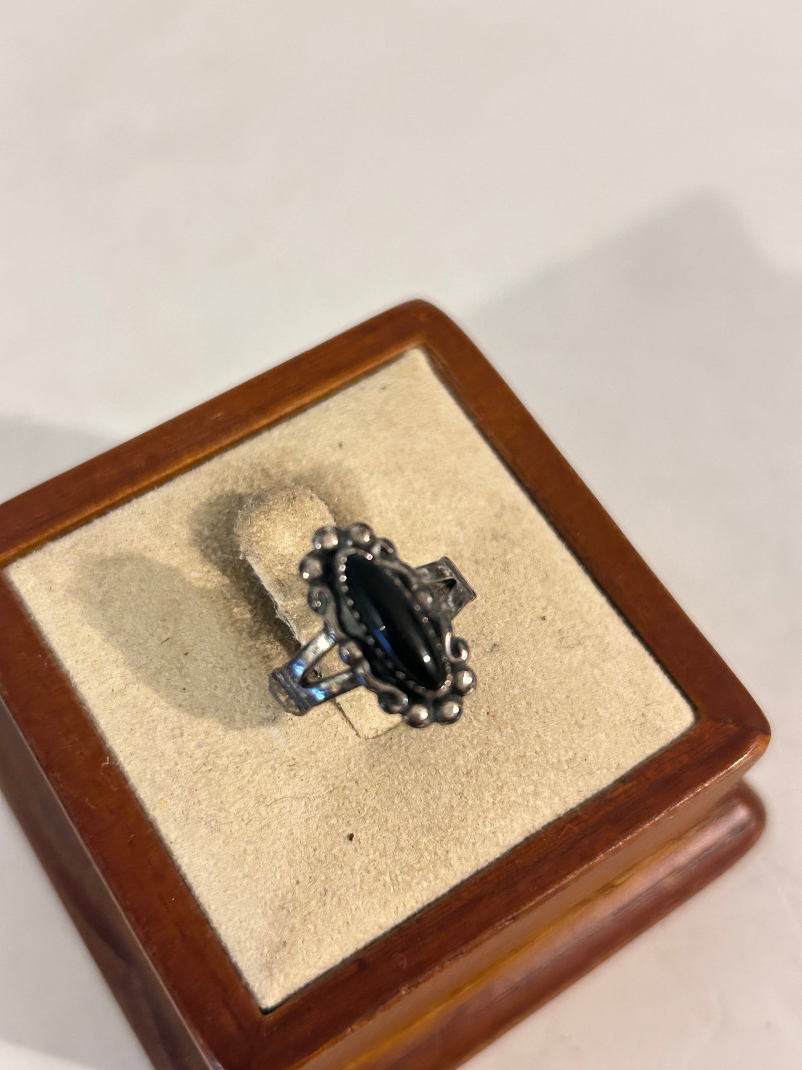 Vintage Sterling Silver Onyx Ring Size 4: Vintage Sterling Silver Onyx Ring Size 4 Please view all photos as they are part of the description and condition of this Item, Feel free to contact me with questions or picture requests! Used Item AS