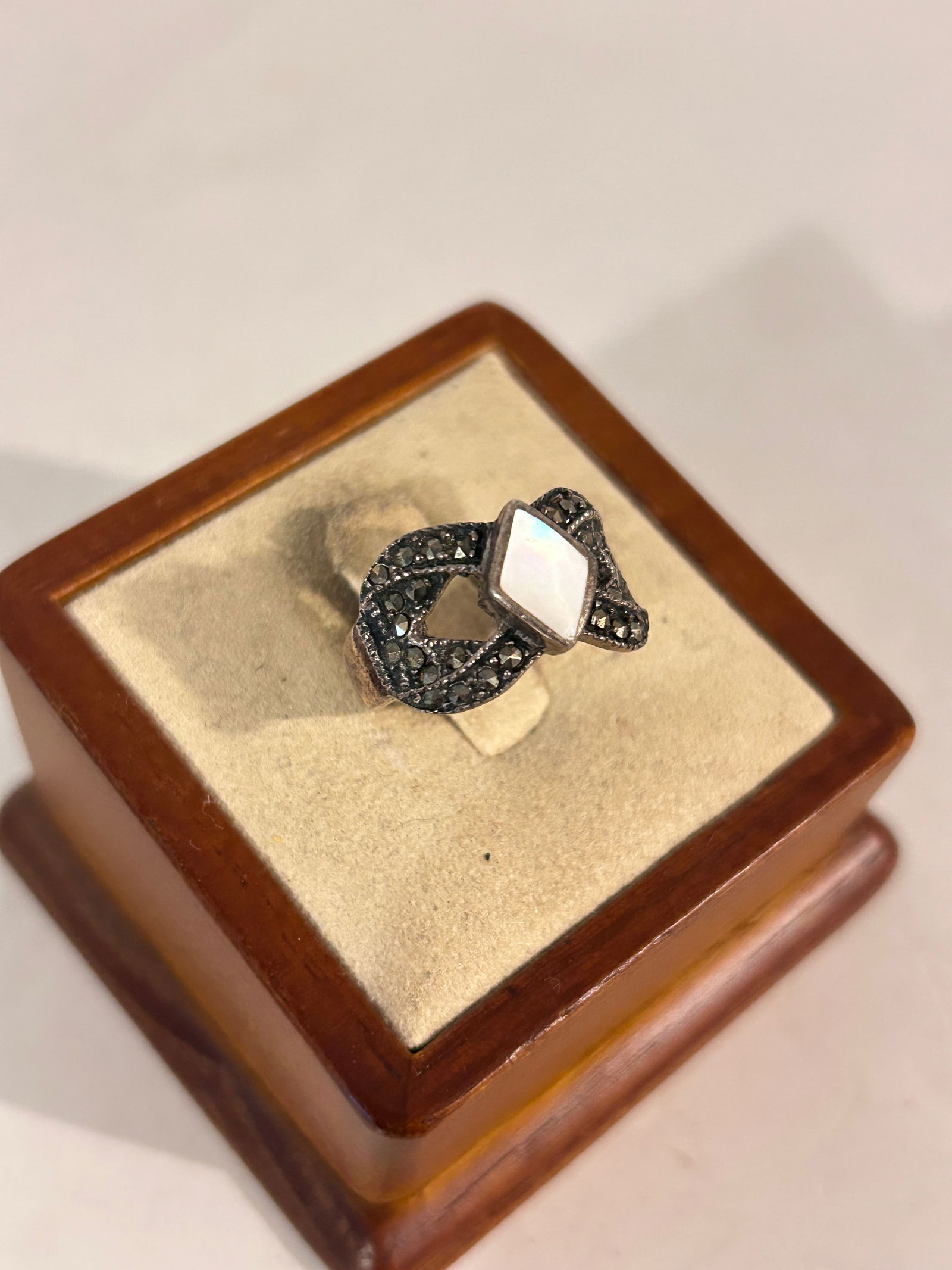 Vintage Sterling Silver Mother of Pearl marcasite Ring Size 6: Vintage Sterling Silver Mother of Pearl marcasite Ring Size 6 Please view all photos as they are part of the description and condition of this Item, Feel free to contact me with questions or picture r