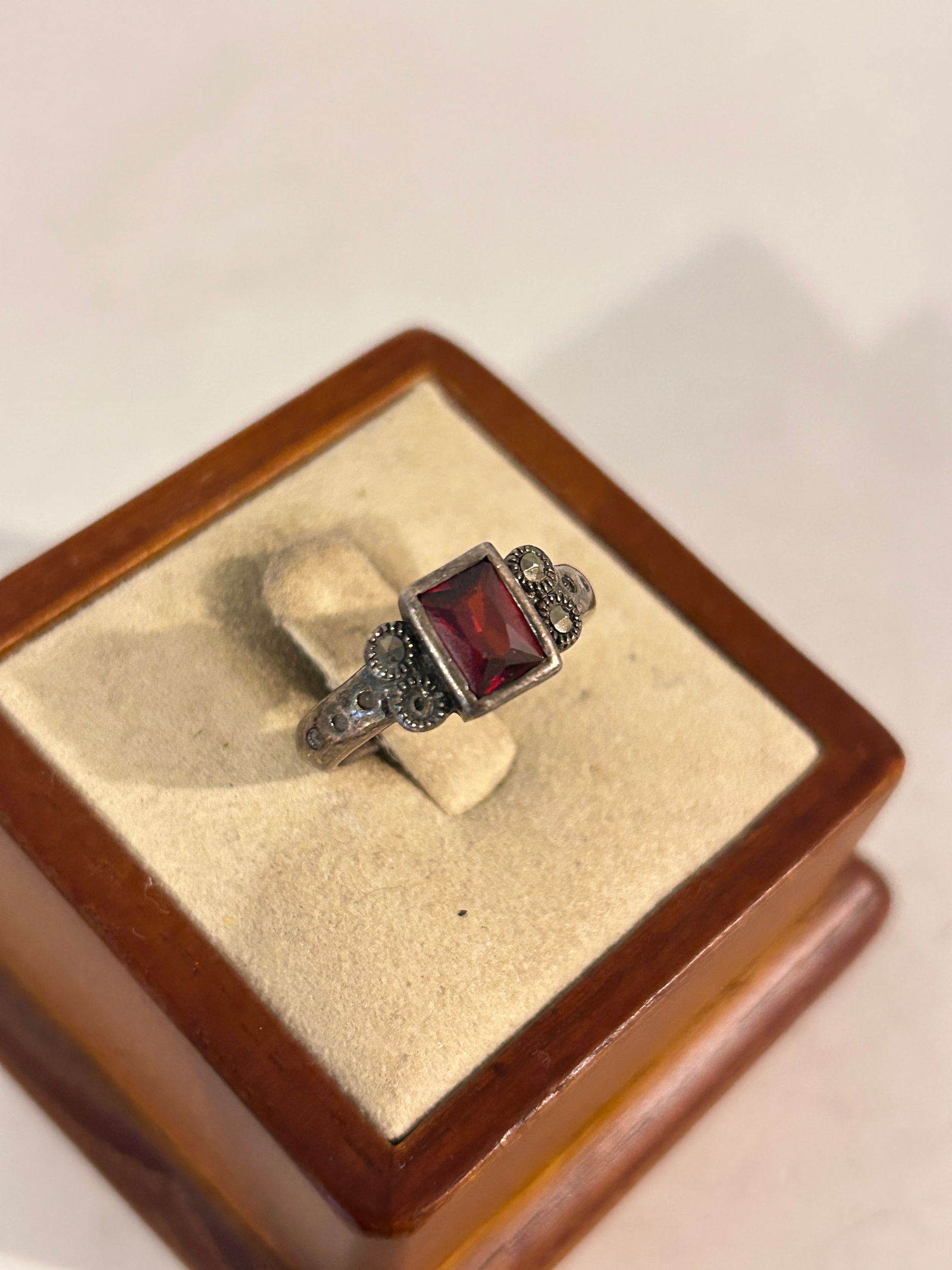 Vintage Sterling Silver marcasite Ring Size 7: Vintage Sterling Silver marcasite Ring Size 7 Please view all photos as they are part of the description and condition of this Item, Feel free to contact me with questions or picture requests! Used It