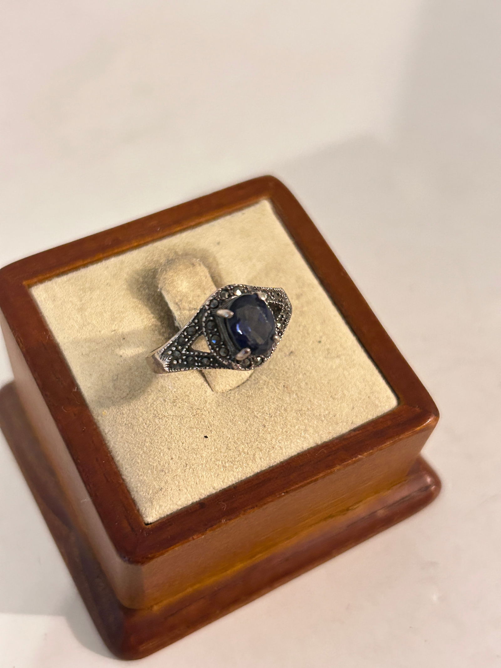 Vintage Sterling Silver marcasite Ring Size 7: Vintage Sterling Silver marcasite Ring Size 7 Please view all photos as they are part of the description and condition of this Item, Feel free to contact me with questions or picture requests! Used It