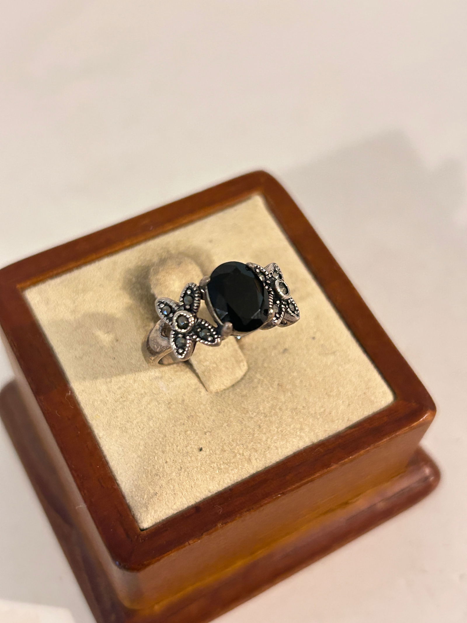 Vintage Sterling Silver marcasite Ring Size 7: Vintage Sterling Silver marcasite Ring Size 7 Please view all photos as they are part of the description and condition of this Item, Feel free to contact me with questions or picture requests! Used It