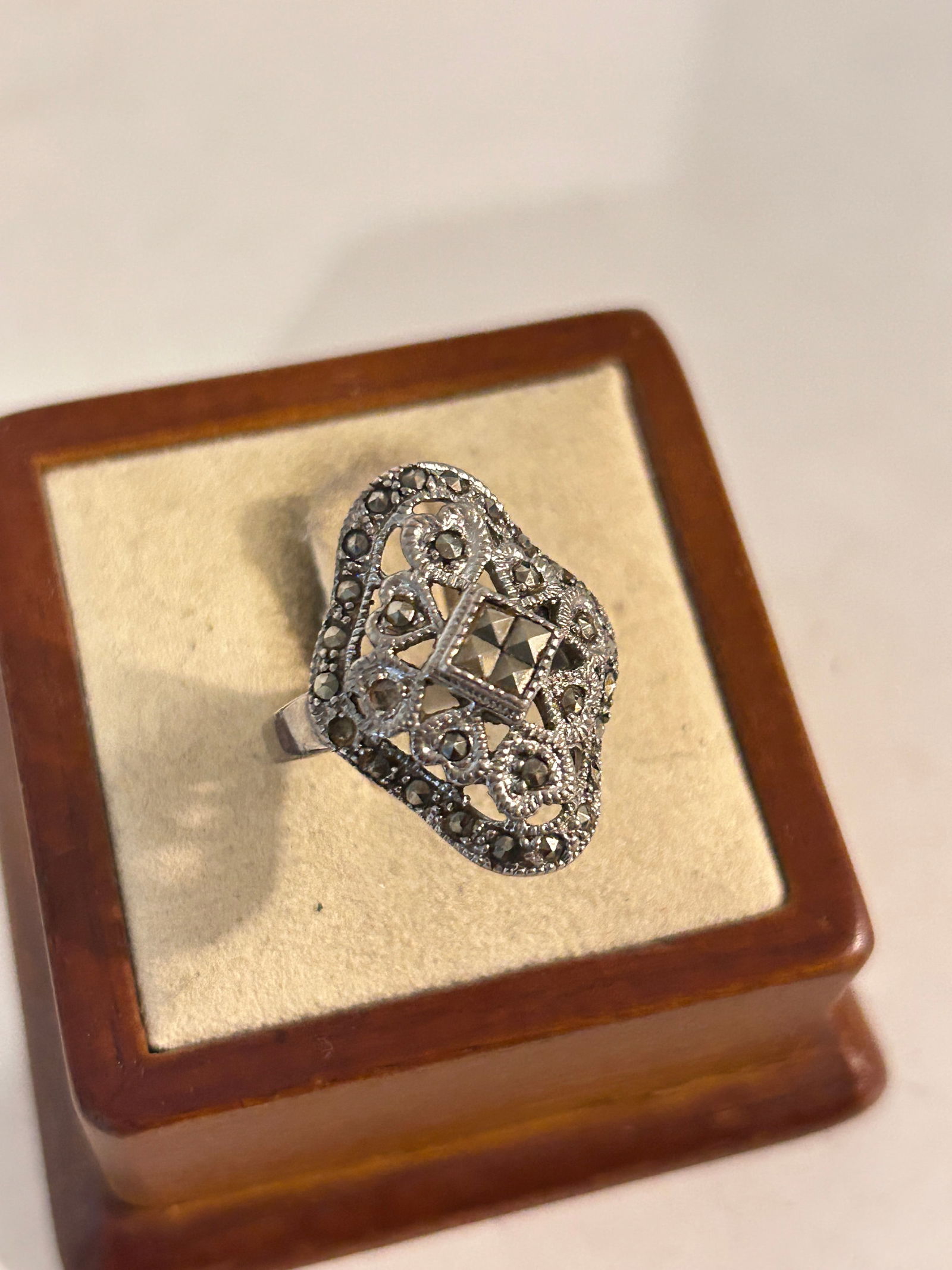Vintage Sterling Silver marcasite Ring Size 8: Vintage Sterling Silver marcasite Ring Size 8 Please view all photos as they are part of the description and condition of this Item, Feel free to contact me with questions or picture requests! Used It