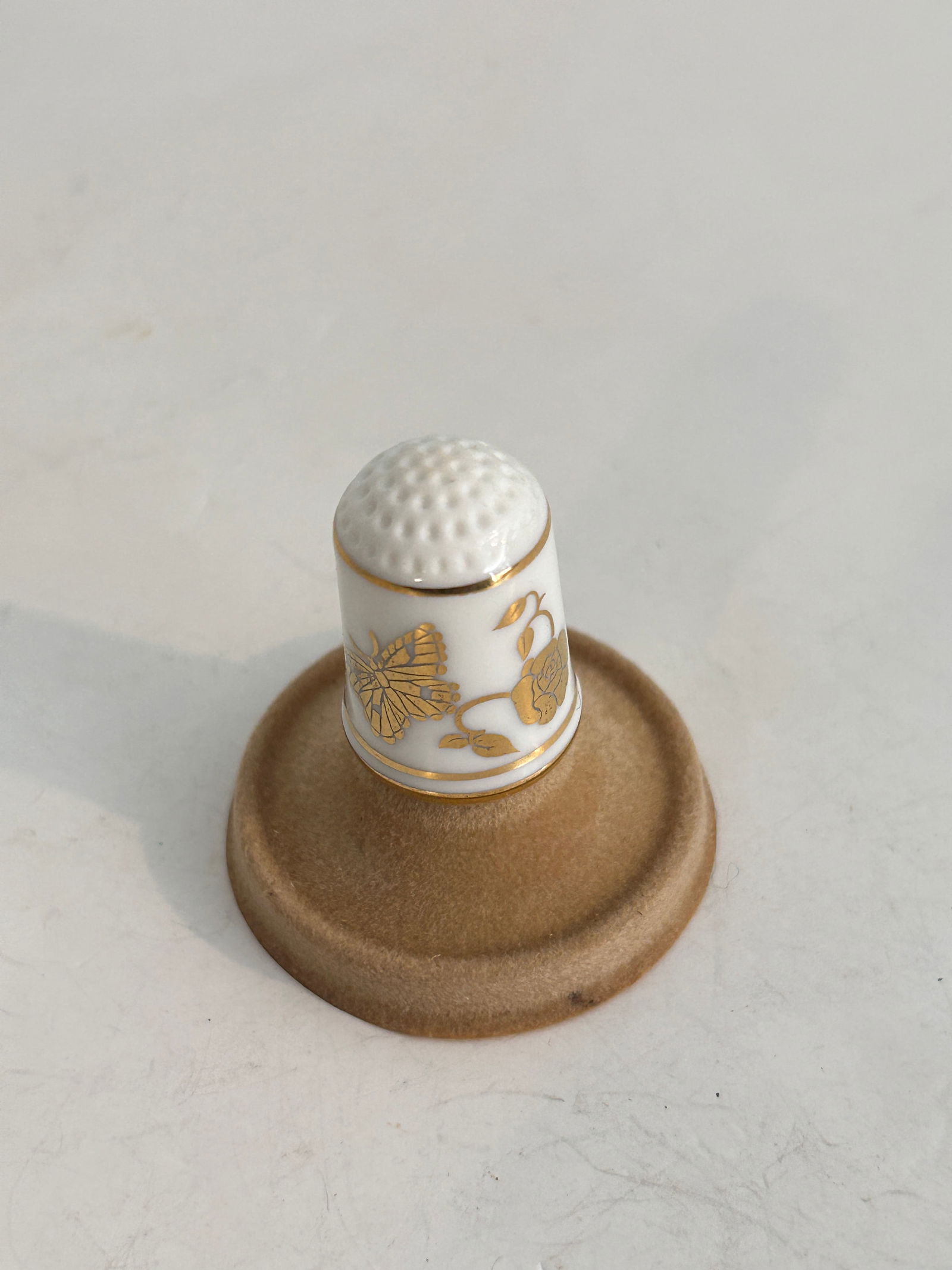 Vintage Thimble: Item comes exactly as shown Know what you are bidding on. Carefully refer to and examine all photos, ask questions, do research, etc., to determine (Authinticity) . before bidding in order to determin