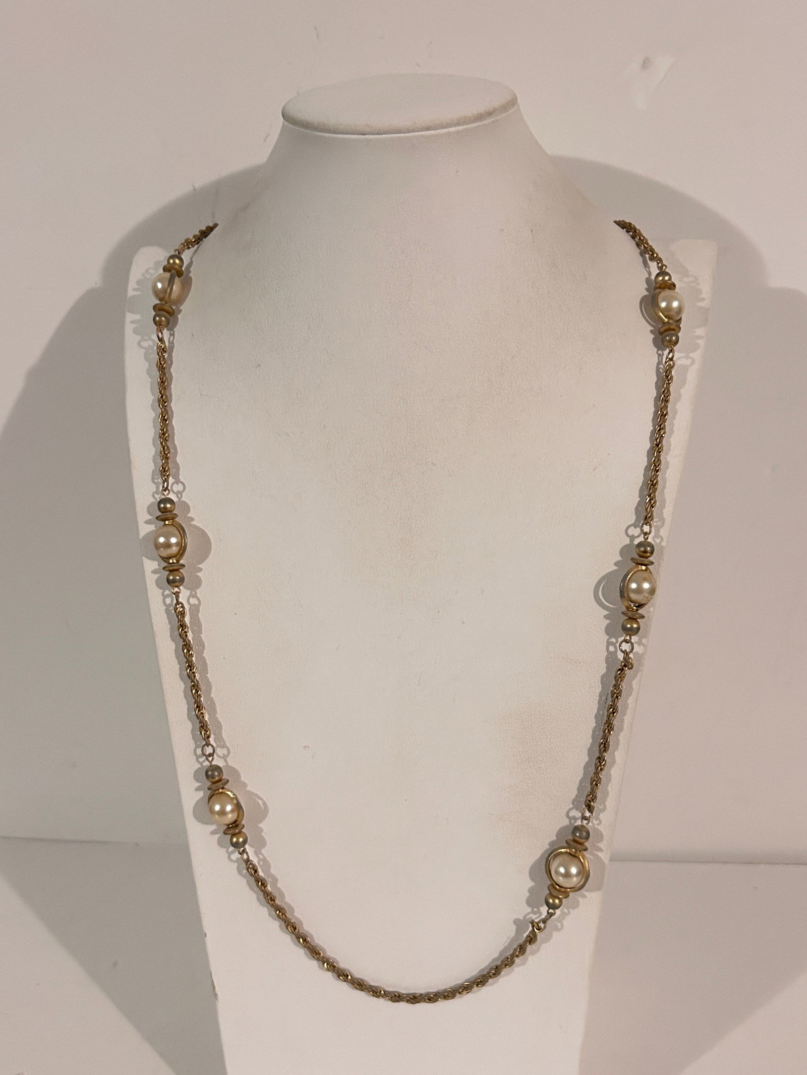 Vintage Gold tone Faux Pearl Necklace Sz 36": Vintage Gold tone Faux Pearl Necklace Sz 36" Please view all photos as they are part of the description and condition of this Item, Feel free to contact me with questions or picture requests! Used Ite