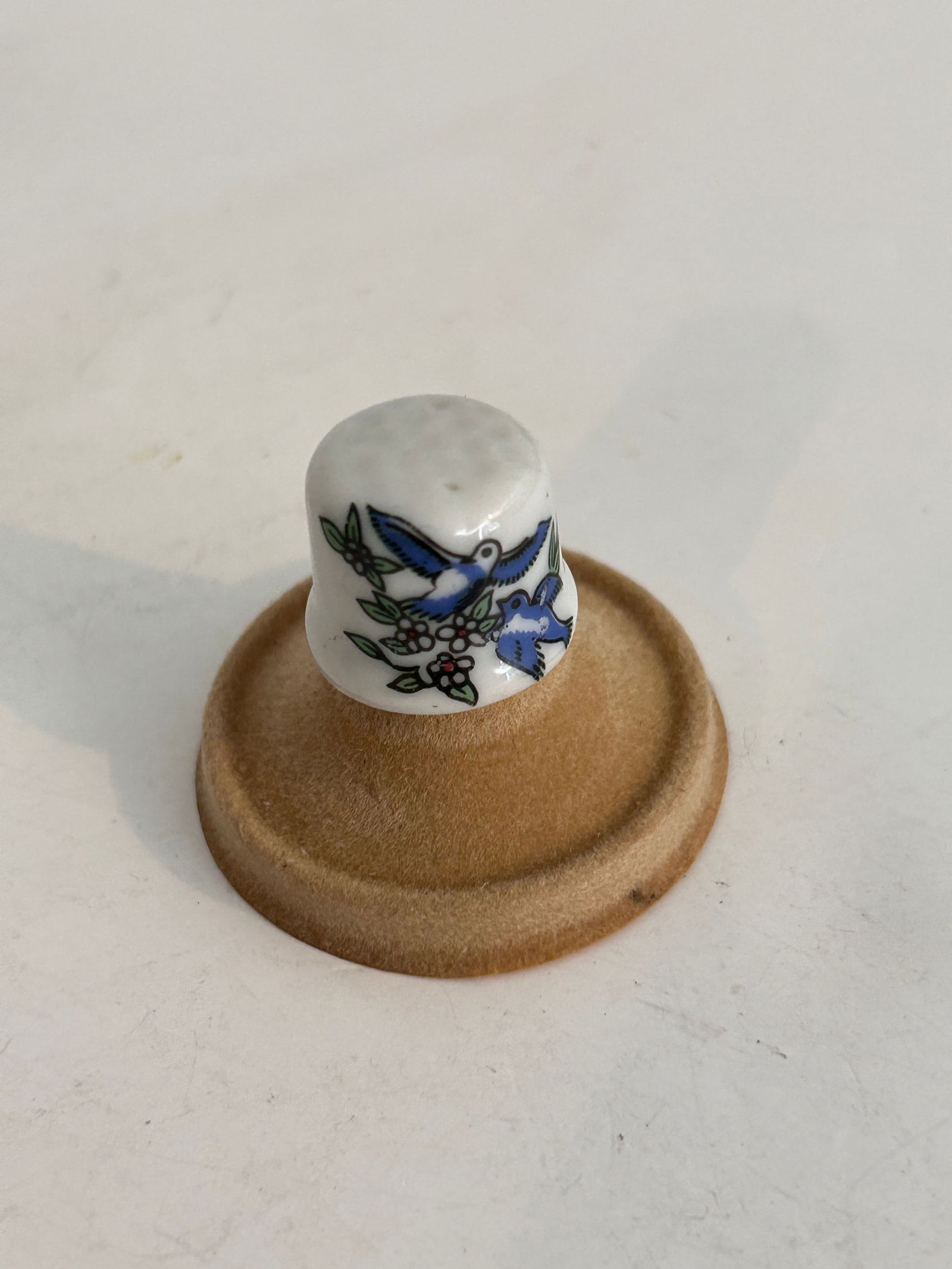 Vintage Thimble: Item comes exactly as shown Know what you are bidding on. Carefully refer to and examine all photos, ask questions, do research, etc., to determine (Authinticity) . before bidding in order to determin