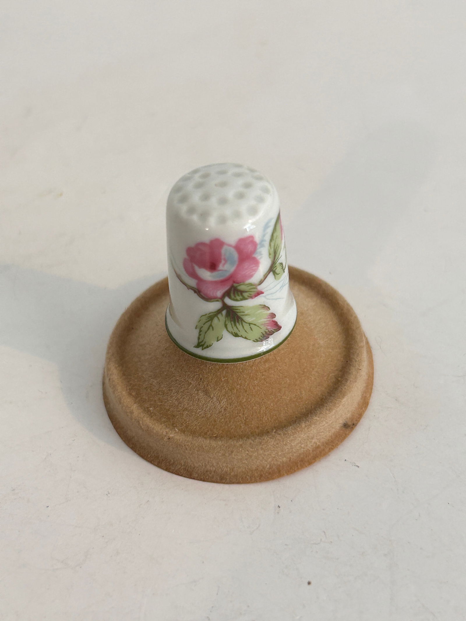 Vintage Thimble: Item comes exactly as shown Know what you are bidding on. Carefully refer to and examine all photos, ask questions, do research, etc., to determine (Authinticity) . before bidding in order to determin