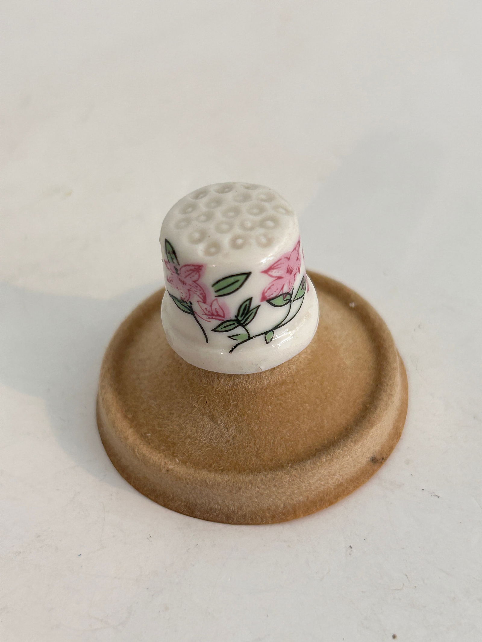 Vintage Thimble: Item comes exactly as shown Know what you are bidding on. Carefully refer to and examine all photos, ask questions, do research, etc., to determine (Authinticity) . before bidding in order to determin
