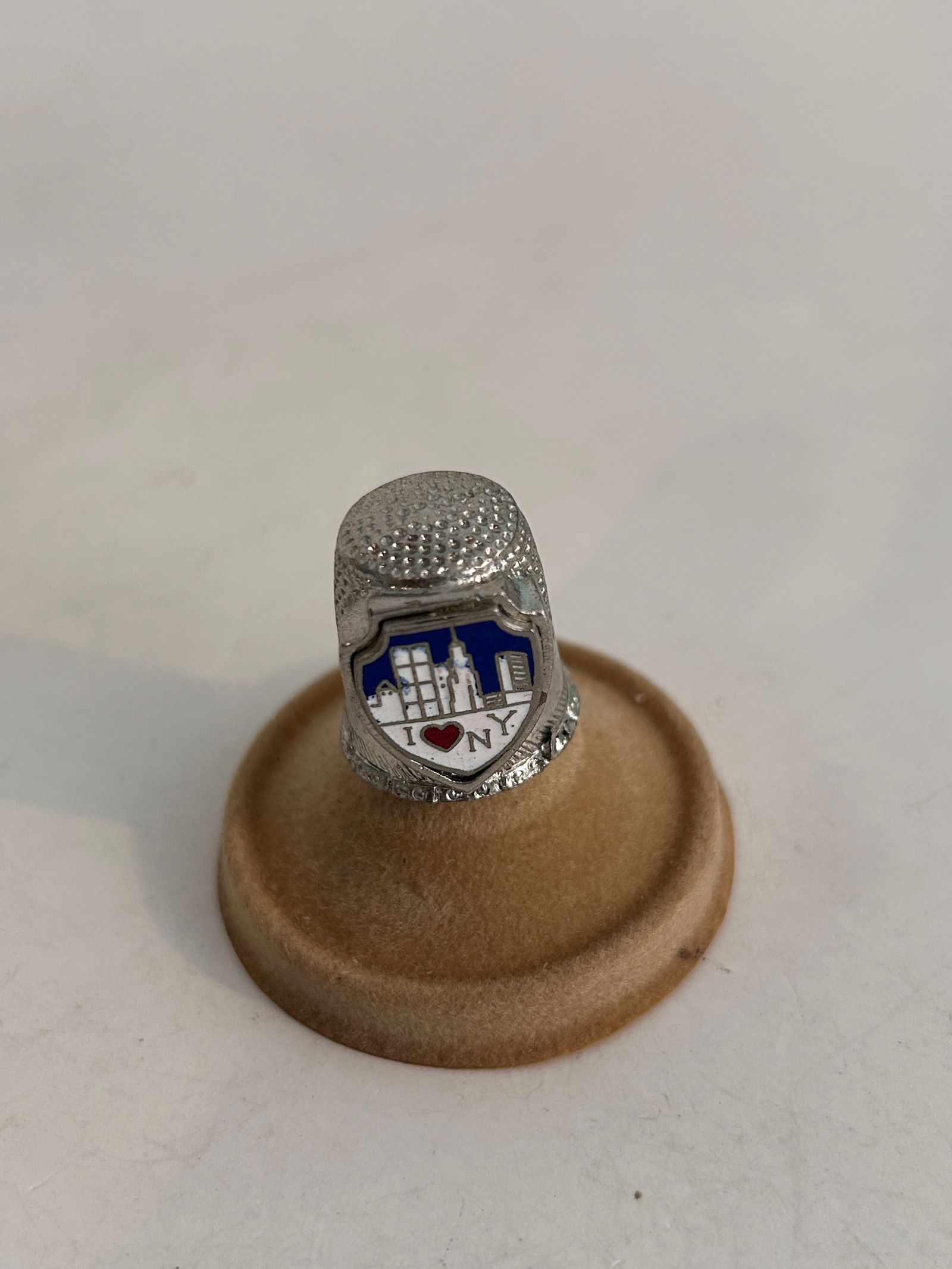 Vintage Thimble: Item comes exactly as shown Know what you are bidding on. Carefully refer to and examine all photos, ask questions, do research, etc., to determine (Authinticity) . before bidding in order to determin